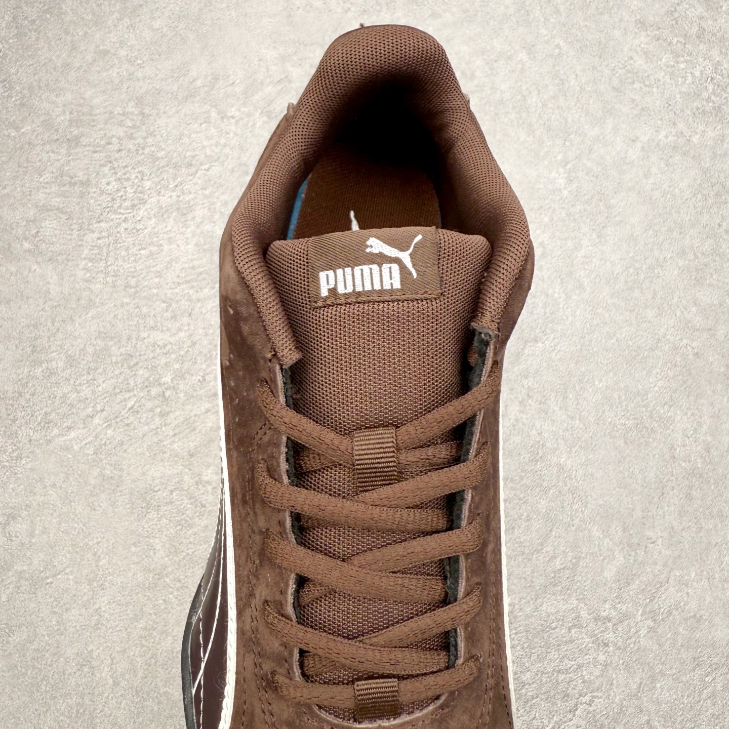 图片[5]-PUMA Bella UT Low 彪马贝拉UT系列低帮薄底德训复古风经典百搭休闲慢跑鞋 继将 Speedcat OG 带回后，近日 Puma 再以品牌档案室的经典鞋型 Bella OG 为蓝本，推出契合时下薄底球鞋趋势的 Bella UT 鞋款。自 21 世纪初问世以来，Bella OG 鞋型以其独特的薄底设计和上翻外底设计收获了众多年轻拥趸，更是 PUMA DNA 中不可磨灭的经典。此番重新推出的 Bella UT 鞋款，整体鞋面采用上乘皮革材质，并延续 Formstrip 设计语言；鞋头处采用精致的包头设计，搭配麂皮材质提升质感；鞋底部分保留 Bella 鞋款标志性的薄底和点状橡胶外底，上翘的设计包裹鞋面；鞋舌与鞋跟分别点缀美洲狮 Logo 与品牌字母 Logo。值得一提的是，本次 Bella UT 鞋款搭载 SOFTFOAM+ 鞋垫，兼顾美学设计与穿着舒适度。而配色上则提供白、黄、蓝、银、粉五款颜色。尺码：35.5 36 37 37.5 38 39 39.5 40 40.5 41 42 42.5 43 44 44.5 45-选品中心