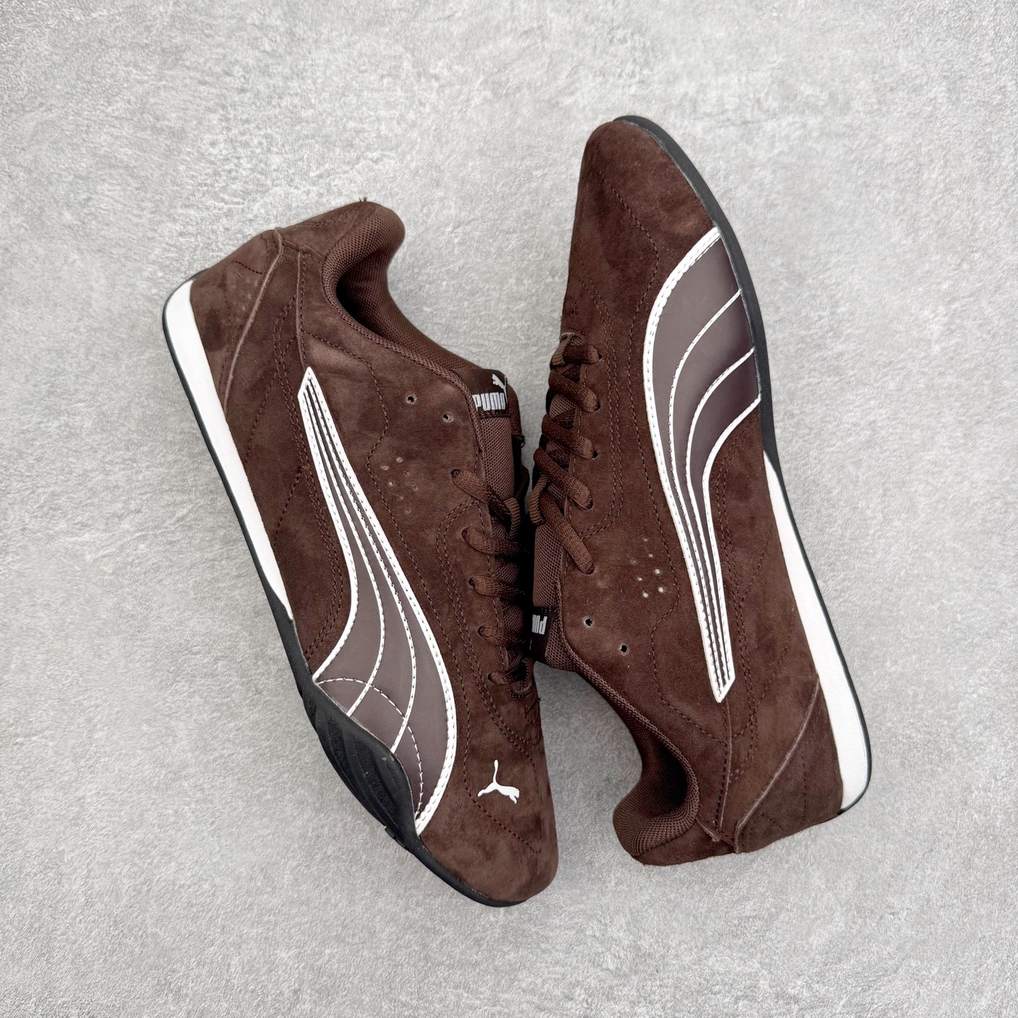 图片[3]-PUMA Bella UT Low 彪马贝拉UT系列低帮薄底德训复古风经典百搭休闲慢跑鞋 继将 Speedcat OG 带回后，近日 Puma 再以品牌档案室的经典鞋型 Bella OG 为蓝本，推出契合时下薄底球鞋趋势的 Bella UT 鞋款。自 21 世纪初问世以来，Bella OG 鞋型以其独特的薄底设计和上翻外底设计收获了众多年轻拥趸，更是 PUMA DNA 中不可磨灭的经典。此番重新推出的 Bella UT 鞋款，整体鞋面采用上乘皮革材质，并延续 Formstrip 设计语言；鞋头处采用精致的包头设计，搭配麂皮材质提升质感；鞋底部分保留 Bella 鞋款标志性的薄底和点状橡胶外底，上翘的设计包裹鞋面；鞋舌与鞋跟分别点缀美洲狮 Logo 与品牌字母 Logo。值得一提的是，本次 Bella UT 鞋款搭载 SOFTFOAM+ 鞋垫，兼顾美学设计与穿着舒适度。而配色上则提供白、黄、蓝、银、粉五款颜色。尺码：35.5 36 37 37.5 38 39 39.5 40 40.5 41 42 42.5 43 44 44.5 45-选品中心