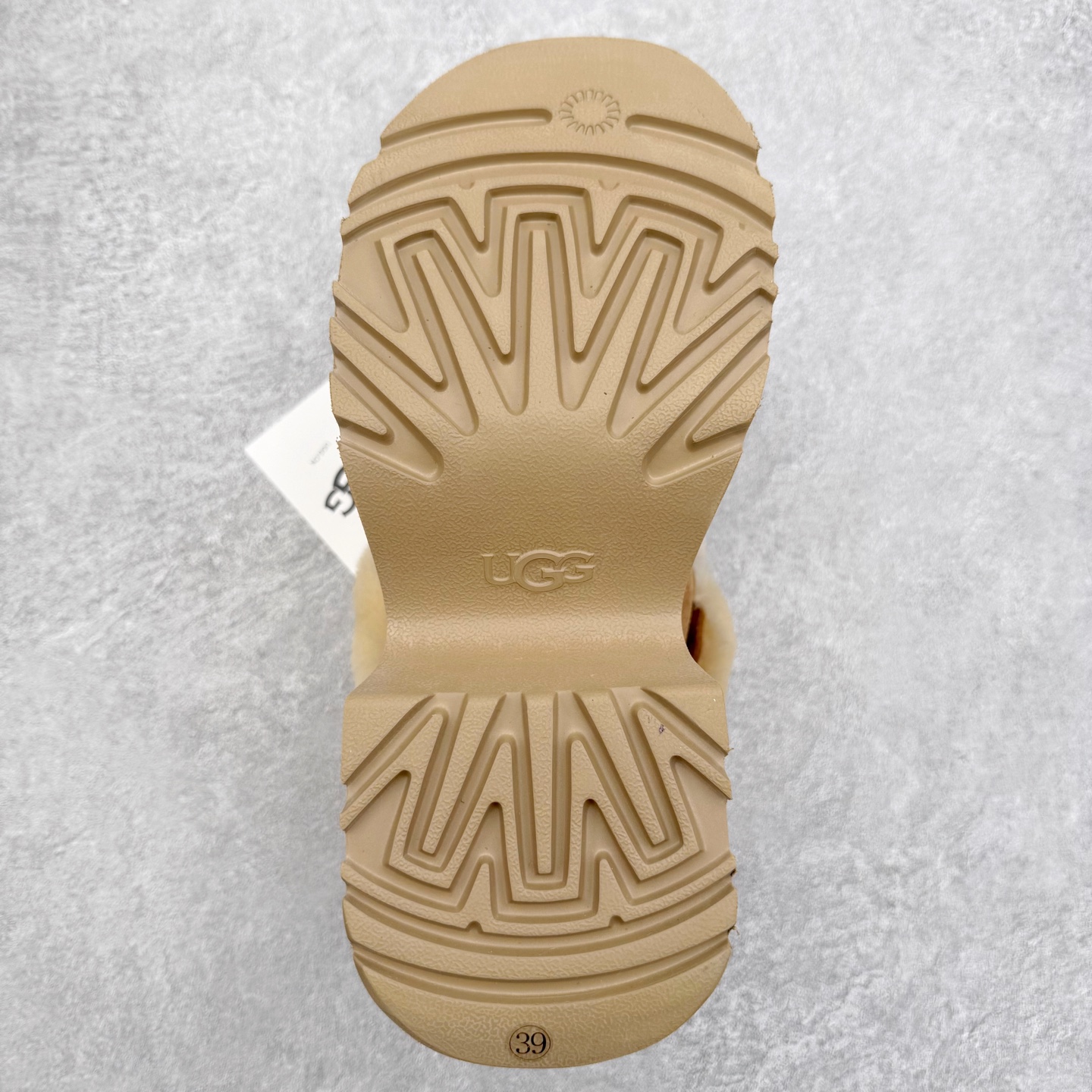 图片[9]-UGG Hayden 1532 秋冬羊皮毛一体雪地靴 全鞋采用ZP同厂 隆丰A级澳洲进口羊皮毛一体 品牌代工厂生产线 完全遵循ZP工艺流程 代工厂原厂版师 秉承无原鞋不开发选择 注重每一处细节 市面最正版型 TREADLITE\\\”轻翼\\\”科技外底 轻便/耐用/柔韧/桩型【售后郑重承诺】一个月内若出现重大脱胶/断底等质量问题 直接为您换新！尺码：35 36 37 38 39 40-选品中心