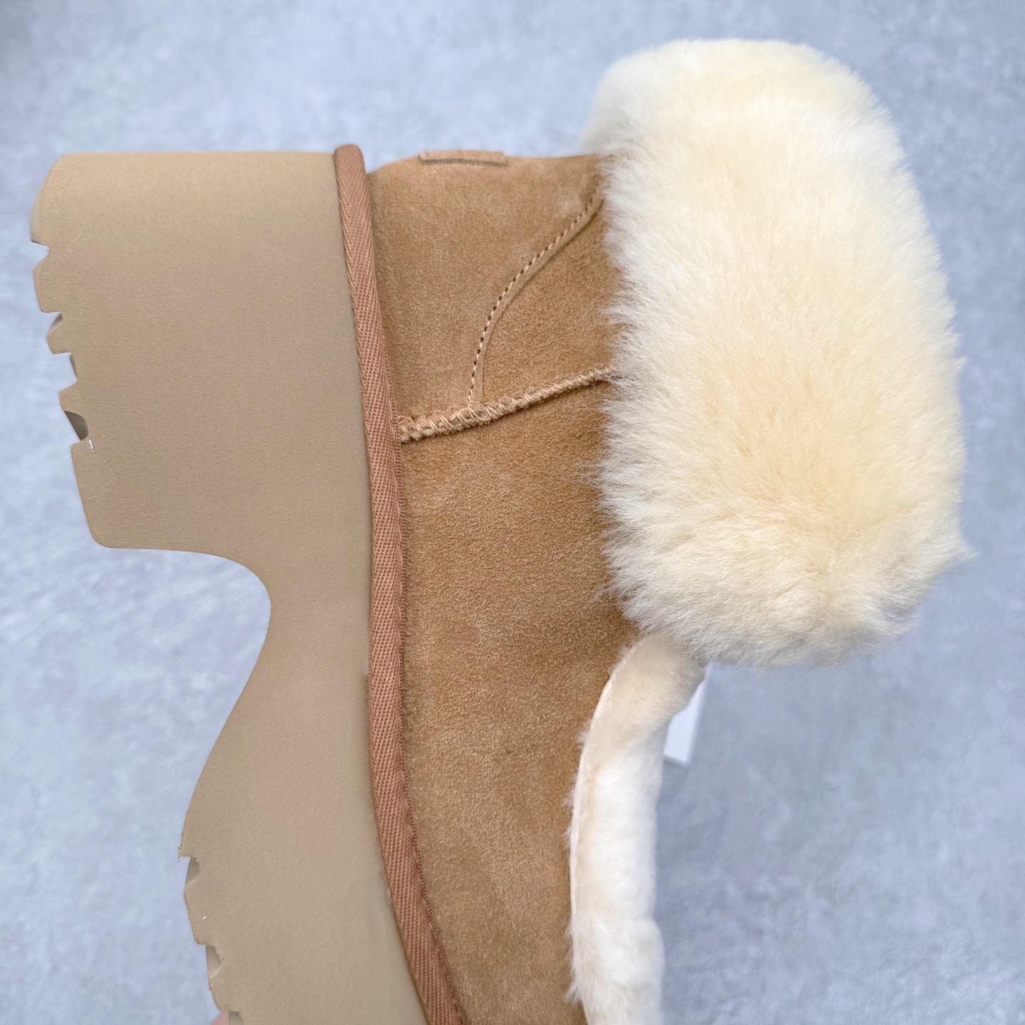 图片[6]-UGG Hayden 1532 秋冬羊皮毛一体雪地靴 全鞋采用ZP同厂 隆丰A级澳洲进口羊皮毛一体 品牌代工厂生产线 完全遵循ZP工艺流程 代工厂原厂版师 秉承无原鞋不开发选择 注重每一处细节 市面最正版型 TREADLITE\\\”轻翼\\\”科技外底 轻便/耐用/柔韧/桩型【售后郑重承诺】一个月内若出现重大脱胶/断底等质量问题 直接为您换新！尺码：35 36 37 38 39 40-选品中心