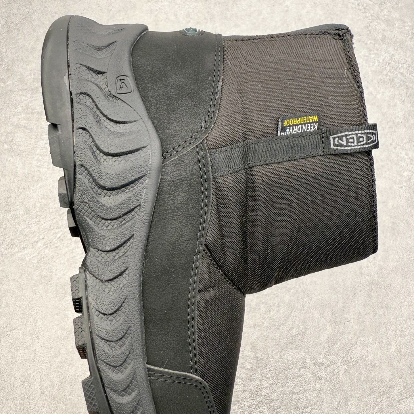 图片[6]-KEEN HOOD NXIS PULL ON WP 科恩保暖耐磨 时尚舒适 短筒 雪地靴 KEEN诞生于2003年的美国人气户外品牌，以一双“保护脚趾”且能涉足水域的户外凉鞋NEWPORT诞生为契机，开启原创制鞋之路。KEEN相信，天空之下即是户外，因为户外不一定是极具挑战性的独自冒险，也可以是与朋友、家人和宠物一同分享外面的世界。同时，KEEN从诞生之初便始终贯彻环保制鞋的理念，不断创造出优秀的原创奇履。脚踏实地，致力向善。我们想和世界产生更多交集为世界减少更多负担，和你趣户外、趣做自己、趣环保让地球和生活都变得更美好。尺码：36 36.5 37.5 38 38.5 39-选品中心