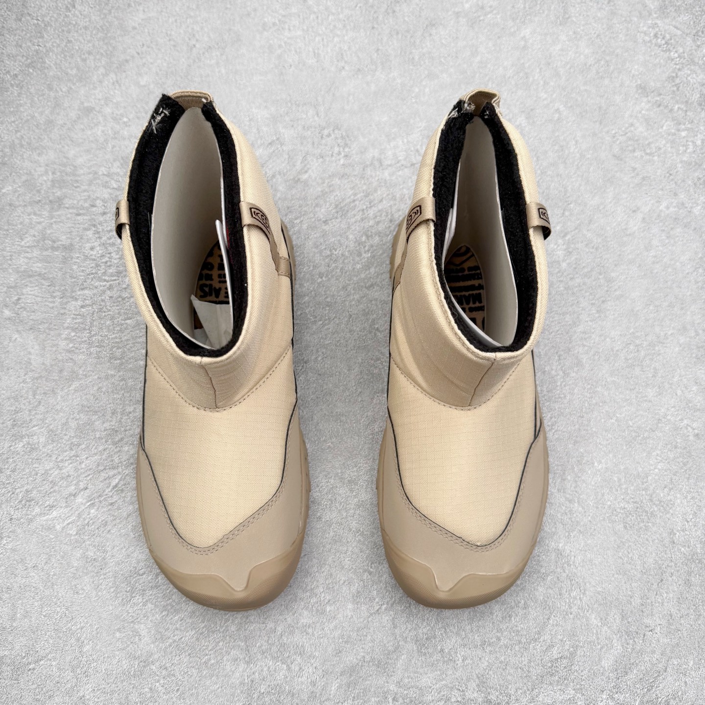 图片[2]-KEEN HOOD NXIS PULL ON WP 科恩保暖耐磨 时尚舒适 短筒 雪地靴 KEEN诞生于2003年的美国人气户外品牌，以一双“保护脚趾”且能涉足水域的户外凉鞋NEWPORT诞生为契机，开启原创制鞋之路。KEEN相信，天空之下即是户外，因为户外不一定是极具挑战性的独自冒险，也可以是与朋友、家人和宠物一同分享外面的世界。同时，KEEN从诞生之初便始终贯彻环保制鞋的理念，不断创造出优秀的原创奇履。脚踏实地，致力向善。我们想和世界产生更多交集为世界减少更多负担，和你趣户外、趣做自己、趣环保让地球和生活都变得更美好。尺码：36 36.5 37.5 38 38.5 39-选品中心