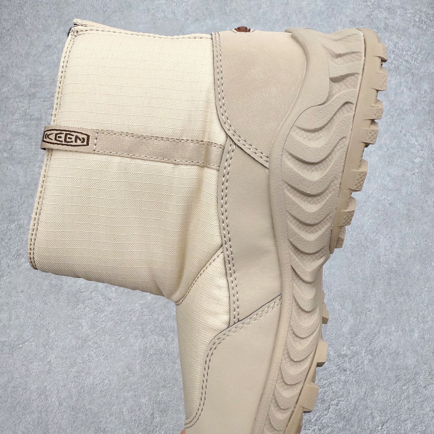 图片[7]-KEEN HOOD NXIS PULL ON WP 科恩保暖耐磨 时尚舒适 短筒 雪地靴 KEEN诞生于2003年的美国人气户外品牌，以一双“保护脚趾”且能涉足水域的户外凉鞋NEWPORT诞生为契机，开启原创制鞋之路。KEEN相信，天空之下即是户外，因为户外不一定是极具挑战性的独自冒险，也可以是与朋友、家人和宠物一同分享外面的世界。同时，KEEN从诞生之初便始终贯彻环保制鞋的理念，不断创造出优秀的原创奇履。脚踏实地，致力向善。我们想和世界产生更多交集为世界减少更多负担，和你趣户外、趣做自己、趣环保让地球和生活都变得更美好。尺码：36 36.5 37.5 38 38.5 39-选品中心