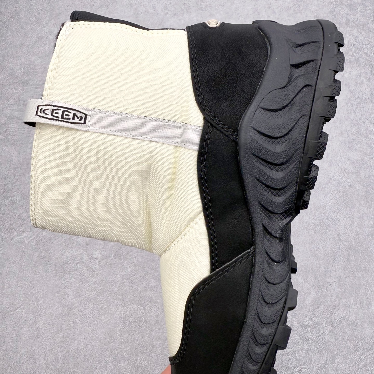 图片[7]-KEEN HOOD NXIS PULL ON WP 科恩保暖耐磨 时尚舒适 短筒 雪地靴 KEEN诞生于2003年的美国人气户外品牌，以一双“保护脚趾”且能涉足水域的户外凉鞋NEWPORT诞生为契机，开启原创制鞋之路。KEEN相信，天空之下即是户外，因为户外不一定是极具挑战性的独自冒险，也可以是与朋友、家人和宠物一同分享外面的世界。同时，KEEN从诞生之初便始终贯彻环保制鞋的理念，不断创造出优秀的原创奇履。脚踏实地，致力向善。我们想和世界产生更多交集为世界减少更多负担，和你趣户外、趣做自己、趣环保让地球和生活都变得更美好。尺码：36 36.5 37.5 38 38.5 39-选品中心