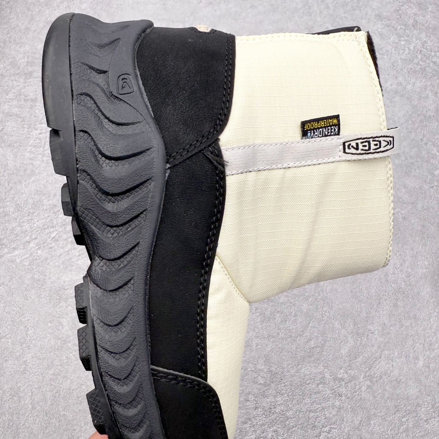 图片[6]-KEEN HOOD NXIS PULL ON WP 科恩保暖耐磨 时尚舒适 短筒 雪地靴 KEEN诞生于2003年的美国人气户外品牌，以一双“保护脚趾”且能涉足水域的户外凉鞋NEWPORT诞生为契机，开启原创制鞋之路。KEEN相信，天空之下即是户外，因为户外不一定是极具挑战性的独自冒险，也可以是与朋友、家人和宠物一同分享外面的世界。同时，KEEN从诞生之初便始终贯彻环保制鞋的理念，不断创造出优秀的原创奇履。脚踏实地，致力向善。我们想和世界产生更多交集为世界减少更多负担，和你趣户外、趣做自己、趣环保让地球和生活都变得更美好。尺码：36 36.5 37.5 38 38.5 39-选品中心