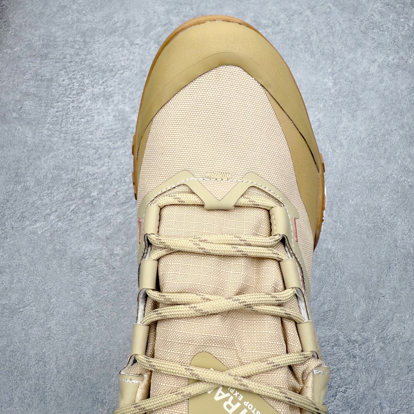 KEEN HOOD NXIS PULL ON WP 保暖耐磨 时尚舒适 短筒 雪地靴 KEEN诞生于2003年的美国人气户外品牌，以一双“保护脚趾”且能涉足水域的户外凉鞋NEWPORT诞生为契机，开启原创制鞋之路。KEEN相信，天空之下即是户外，因为户外不一定是极具挑战性的独自冒险，也可以是与朋友、家人和宠物一同分享外面的世界。同时，KEEN从诞生之初便始终贯彻环保制鞋的理念，不断创造出优秀的原创奇履。脚踏实地，致力向善。我们想和世界产生更多交集为世界减少更多负担，和你趣户外、趣做自己、趣环保让地球和生活都变得更美好。SIZE：36 36.5 37.5 38 38.5 39 编码：Xby2936090