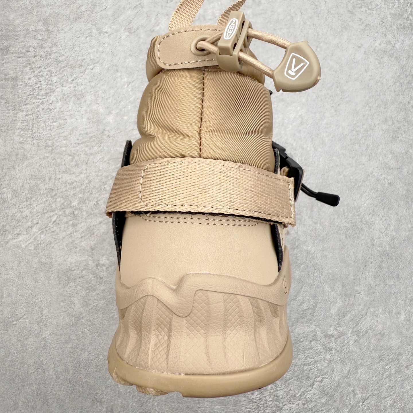 图片[8]-KEEN HOOD NXIS PULL ON WP 科恩保暖耐磨 时尚舒适 短筒 雪地靴 KEEN诞生于2003年的美国人气户外品牌，以一双“保护脚趾”且能涉足水域的户外凉鞋NEWPORT诞生为契机，开启原创制鞋之路。KEEN相信，天空之下即是户外，因为户外不一定是极具挑战性的独自冒险，也可以是与朋友、家人和宠物一同分享外面的世界。同时，KEEN从诞生之初便始终贯彻环保制鞋的理念，不断创造出优秀的原创奇履。脚踏实地，致力向善。我们想和世界产生更多交集为世界减少更多负担，和你趣户外、趣做自己、趣环保让地球和生活都变得更美好。尺码：36 36.5 37.5 38 38.5 39-选品中心