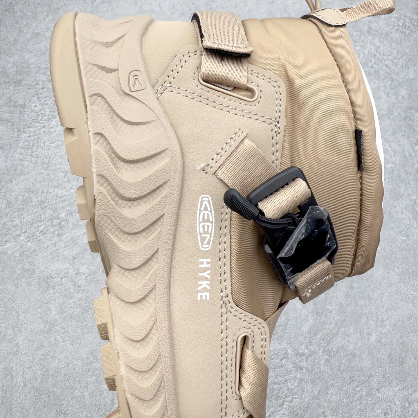 图片[6]-KEEN HOOD NXIS PULL ON WP 科恩保暖耐磨 时尚舒适 短筒 雪地靴 KEEN诞生于2003年的美国人气户外品牌，以一双“保护脚趾”且能涉足水域的户外凉鞋NEWPORT诞生为契机，开启原创制鞋之路。KEEN相信，天空之下即是户外，因为户外不一定是极具挑战性的独自冒险，也可以是与朋友、家人和宠物一同分享外面的世界。同时，KEEN从诞生之初便始终贯彻环保制鞋的理念，不断创造出优秀的原创奇履。脚踏实地，致力向善。我们想和世界产生更多交集为世界减少更多负担，和你趣户外、趣做自己、趣环保让地球和生活都变得更美好。尺码：36 36.5 37.5 38 38.5 39-选品中心