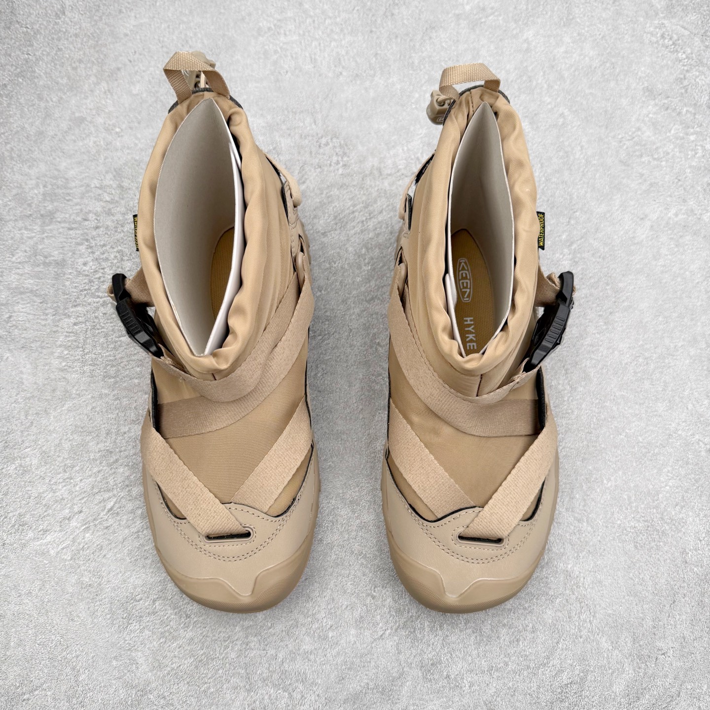 图片[2]-KEEN HOOD NXIS PULL ON WP 科恩保暖耐磨 时尚舒适 短筒 雪地靴 KEEN诞生于2003年的美国人气户外品牌，以一双“保护脚趾”且能涉足水域的户外凉鞋NEWPORT诞生为契机，开启原创制鞋之路。KEEN相信，天空之下即是户外，因为户外不一定是极具挑战性的独自冒险，也可以是与朋友、家人和宠物一同分享外面的世界。同时，KEEN从诞生之初便始终贯彻环保制鞋的理念，不断创造出优秀的原创奇履。脚踏实地，致力向善。我们想和世界产生更多交集为世界减少更多负担，和你趣户外、趣做自己、趣环保让地球和生活都变得更美好。尺码：36 36.5 37.5 38 38.5 39-选品中心