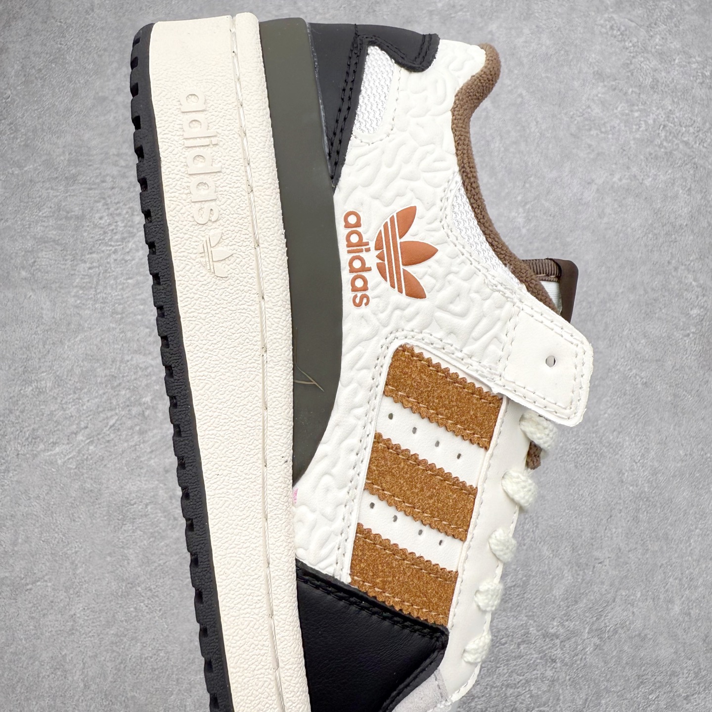 图片[6]-＃福利特价 AD Forum 84 Low OG 低帮百搭潮流休闲运动板鞋 以复古篮球鞋的外形为基础 采用皮革拼接 简约百搭 更加贴合舒适 中底内侧网格造型起到点睛之笔 外底橡胶 更显复古 尺码：36 36.5 37.5 38 38.5 39 40 40.5 41 42 42.5 43 44 44.5 45-选品中心