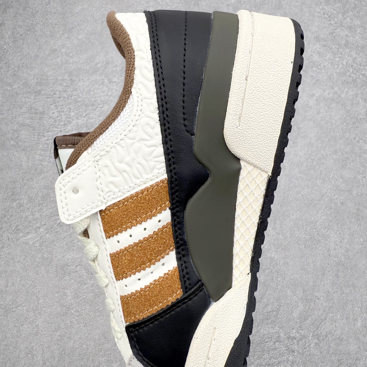 图片[7]-＃福利特价 AD Forum 84 Low OG 低帮百搭潮流休闲运动板鞋 以复古篮球鞋的外形为基础 采用皮革拼接 简约百搭 更加贴合舒适 中底内侧网格造型起到点睛之笔 外底橡胶 更显复古 尺码：36 36.5 37.5 38 38.5 39 40 40.5 41 42 42.5 43 44 44.5 45-选品中心