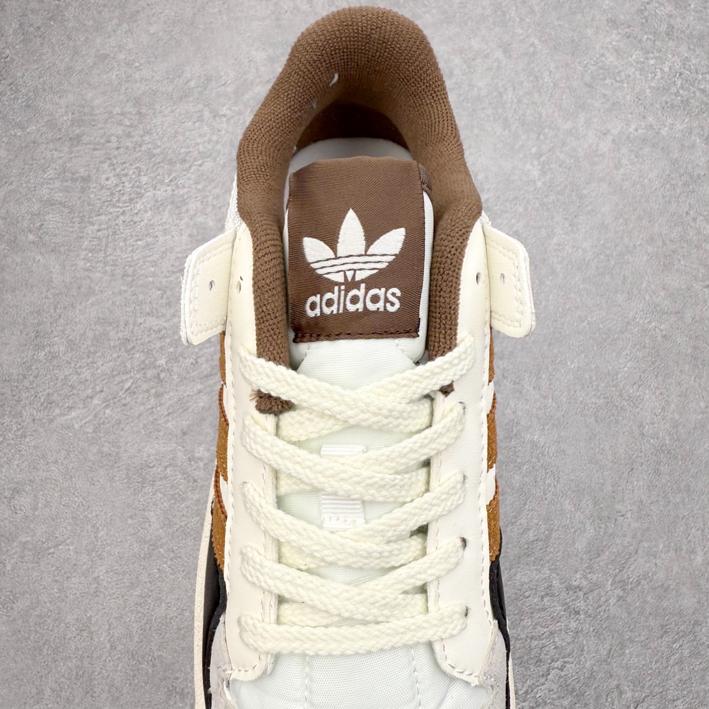 图片[5]-＃福利特价 AD Forum 84 Low OG 低帮百搭潮流休闲运动板鞋 以复古篮球鞋的外形为基础 采用皮革拼接 简约百搭 更加贴合舒适 中底内侧网格造型起到点睛之笔 外底橡胶 更显复古 尺码：36 36.5 37.5 38 38.5 39 40 40.5 41 42 42.5 43 44 44.5 45-选品中心