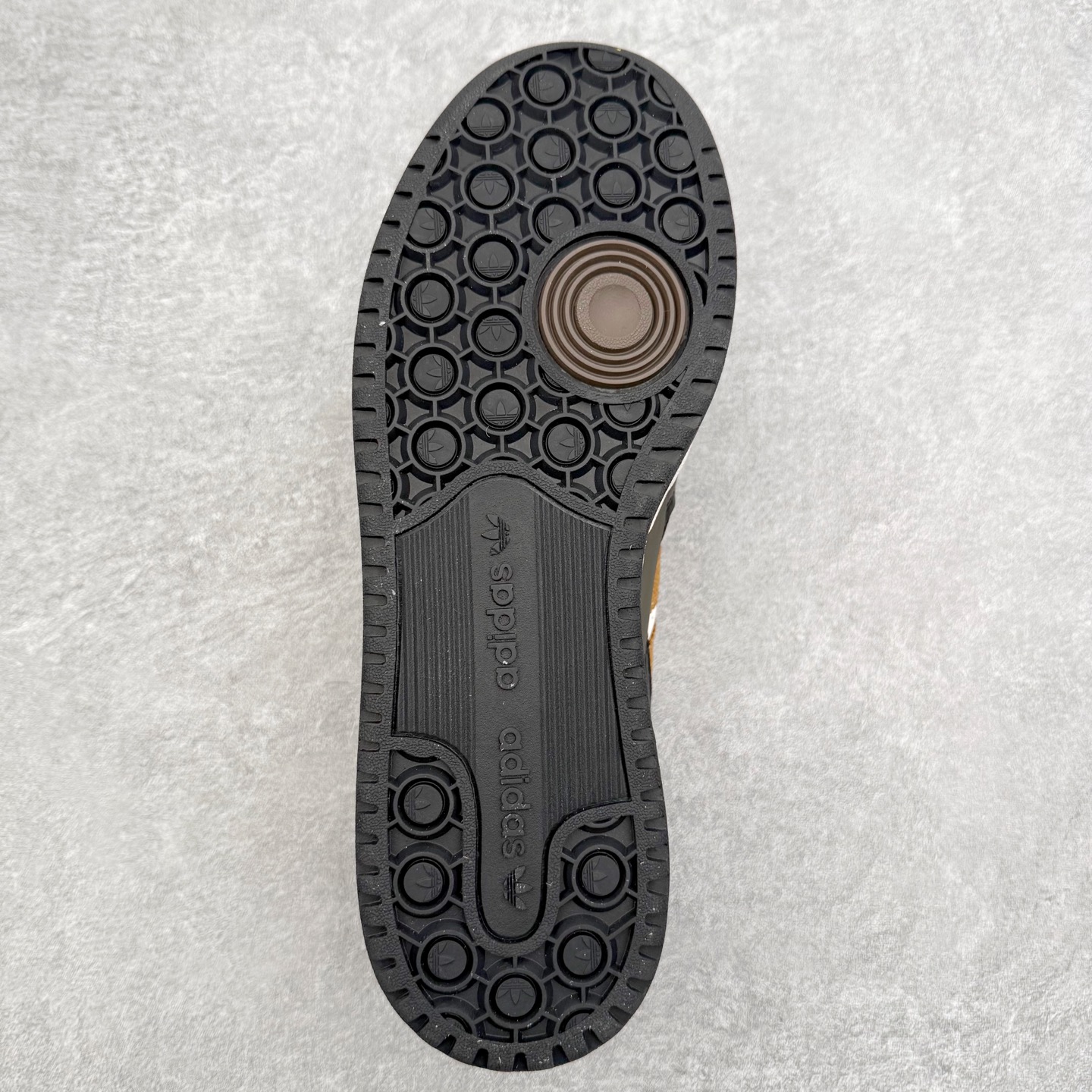 图片[9]-＃福利特价 AD Forum 84 Low OG 低帮百搭潮流休闲运动板鞋 以复古篮球鞋的外形为基础 采用皮革拼接 简约百搭 更加贴合舒适 中底内侧网格造型起到点睛之笔 外底橡胶 更显复古 尺码：36 36.5 37.5 38 38.5 39 40 40.5 41 42 42.5 43 44 44.5 45-选品中心