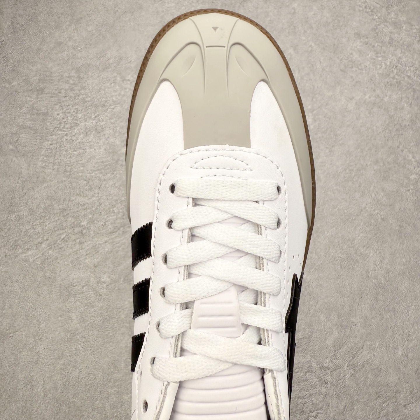 图片[4]-AD Original Samba OG 复古经典轻便板鞋 JR9245 口碑大厂出品 品控大底版型不断改良更新 全套原纸板楦头开发 确保原汁原味 完美呈现桑巴版型 一比一鞋头弧度高度鞋身弧度 此版本只针对中端市场 皮料材质有所更替 其他数据细节工艺流程均保持一致 绝不口嗨 细节品控鞋型随意对比 正确烫金高频细节 原装纳米超迁皮料 独家私模橡胶大底 原盒原配 这款桑巴鞋展示了高质量的工艺 带有装饰的超锁缝制和无缝的手感 柔软、柔软的皮革造型和标志性的3条纹完成了精致的外观 正规合身鞋带 鞋面上有绒面鞋垫 橡胶鞋底 享受正畸套筒软感 自50年代首次亮相以来就一直在赢得粉丝的青睐 尺码：35.5 36 36.5 37.5 38 38.5 39 40 40.5 41 42 42.5 43 44 44.5 45-选品中心