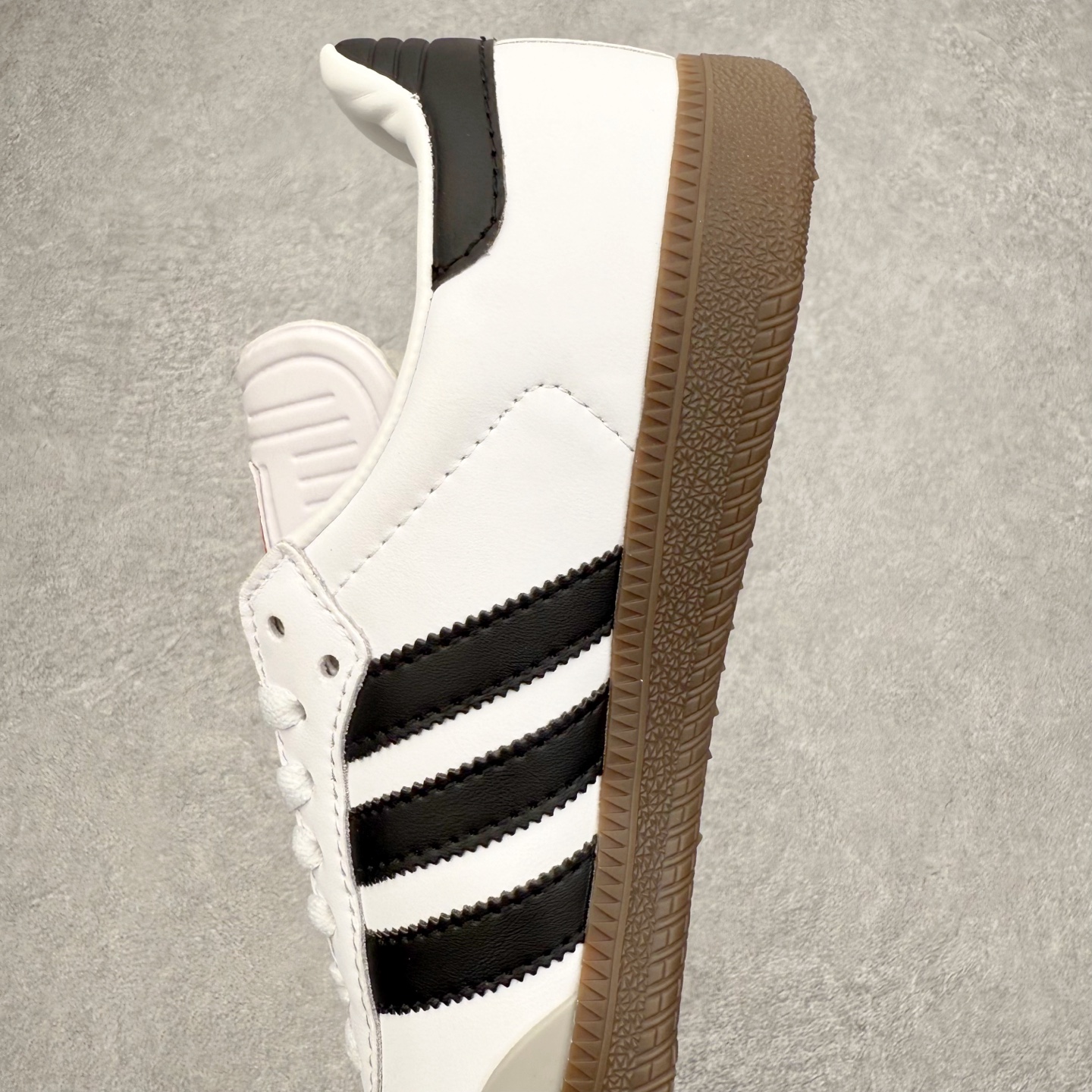 图片[7]-AD Original Samba OG 复古经典轻便板鞋 JR9245 口碑大厂出品 品控大底版型不断改良更新 全套原纸板楦头开发 确保原汁原味 完美呈现桑巴版型 一比一鞋头弧度高度鞋身弧度 此版本只针对中端市场 皮料材质有所更替 其他数据细节工艺流程均保持一致 绝不口嗨 细节品控鞋型随意对比 正确烫金高频细节 原装纳米超迁皮料 独家私模橡胶大底 原盒原配 这款桑巴鞋展示了高质量的工艺 带有装饰的超锁缝制和无缝的手感 柔软、柔软的皮革造型和标志性的3条纹完成了精致的外观 正规合身鞋带 鞋面上有绒面鞋垫 橡胶鞋底 享受正畸套筒软感 自50年代首次亮相以来就一直在赢得粉丝的青睐 尺码：35.5 36 36.5 37.5 38 38.5 39 40 40.5 41 42 42.5 43 44 44.5 45-选品中心