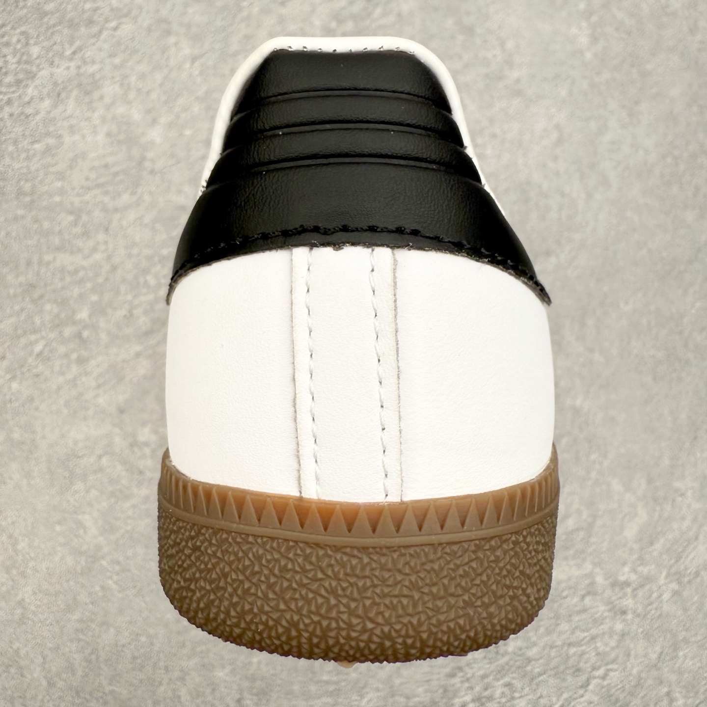 图片[8]-AD Original Samba OG 复古经典轻便板鞋 JR9245 口碑大厂出品 品控大底版型不断改良更新 全套原纸板楦头开发 确保原汁原味 完美呈现桑巴版型 一比一鞋头弧度高度鞋身弧度 此版本只针对中端市场 皮料材质有所更替 其他数据细节工艺流程均保持一致 绝不口嗨 细节品控鞋型随意对比 正确烫金高频细节 原装纳米超迁皮料 独家私模橡胶大底 原盒原配 这款桑巴鞋展示了高质量的工艺 带有装饰的超锁缝制和无缝的手感 柔软、柔软的皮革造型和标志性的3条纹完成了精致的外观 正规合身鞋带 鞋面上有绒面鞋垫 橡胶鞋底 享受正畸套筒软感 自50年代首次亮相以来就一直在赢得粉丝的青睐 尺码：35.5 36 36.5 37.5 38 38.5 39 40 40.5 41 42 42.5 43 44 44.5 45-选品中心