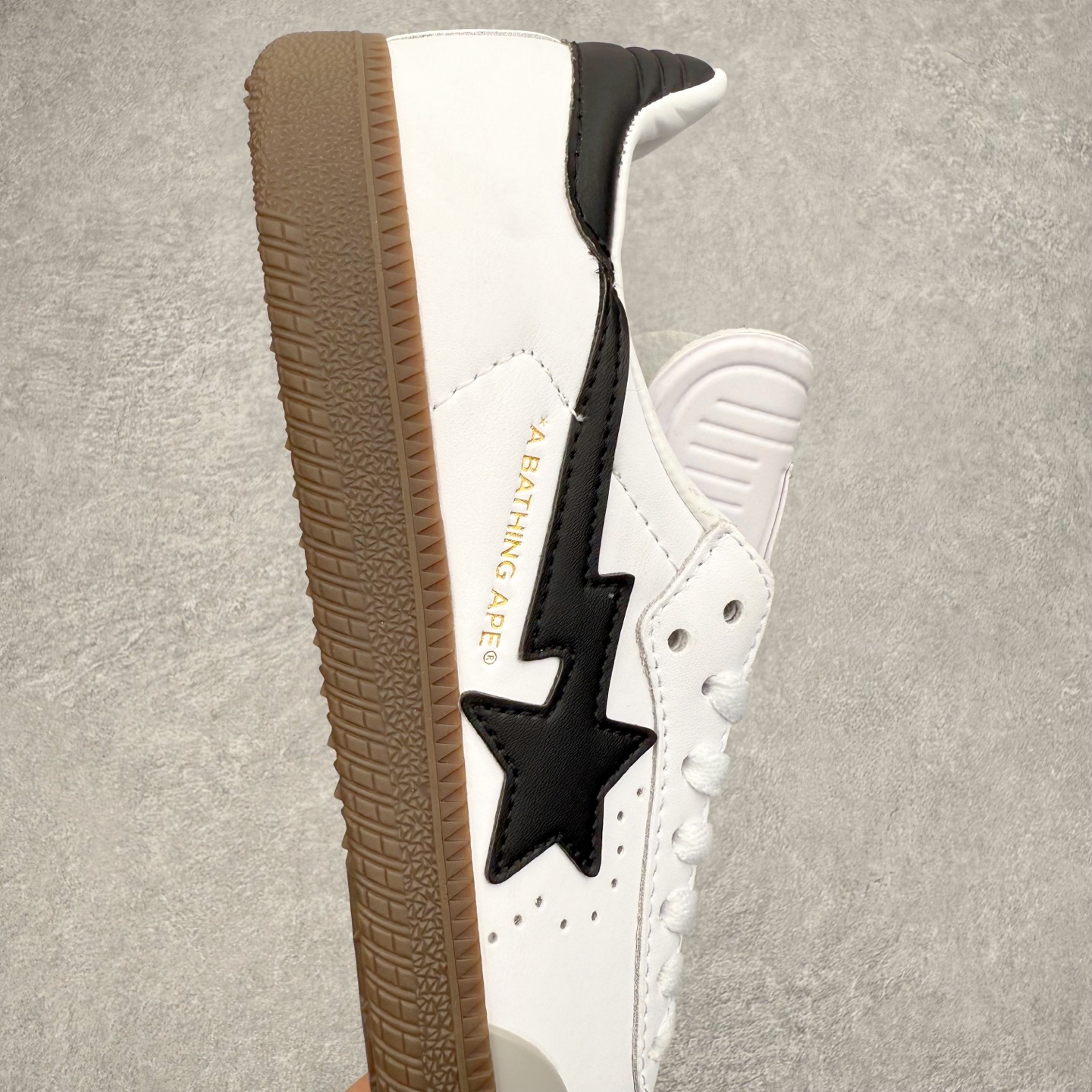 图片[6]-AD Original Samba OG 复古经典轻便板鞋 JR9245 口碑大厂出品 品控大底版型不断改良更新 全套原纸板楦头开发 确保原汁原味 完美呈现桑巴版型 一比一鞋头弧度高度鞋身弧度 此版本只针对中端市场 皮料材质有所更替 其他数据细节工艺流程均保持一致 绝不口嗨 细节品控鞋型随意对比 正确烫金高频细节 原装纳米超迁皮料 独家私模橡胶大底 原盒原配 这款桑巴鞋展示了高质量的工艺 带有装饰的超锁缝制和无缝的手感 柔软、柔软的皮革造型和标志性的3条纹完成了精致的外观 正规合身鞋带 鞋面上有绒面鞋垫 橡胶鞋底 享受正畸套筒软感 自50年代首次亮相以来就一直在赢得粉丝的青睐 尺码：35.5 36 36.5 37.5 38 38.5 39 40 40.5 41 42 42.5 43 44 44.5 45-选品中心