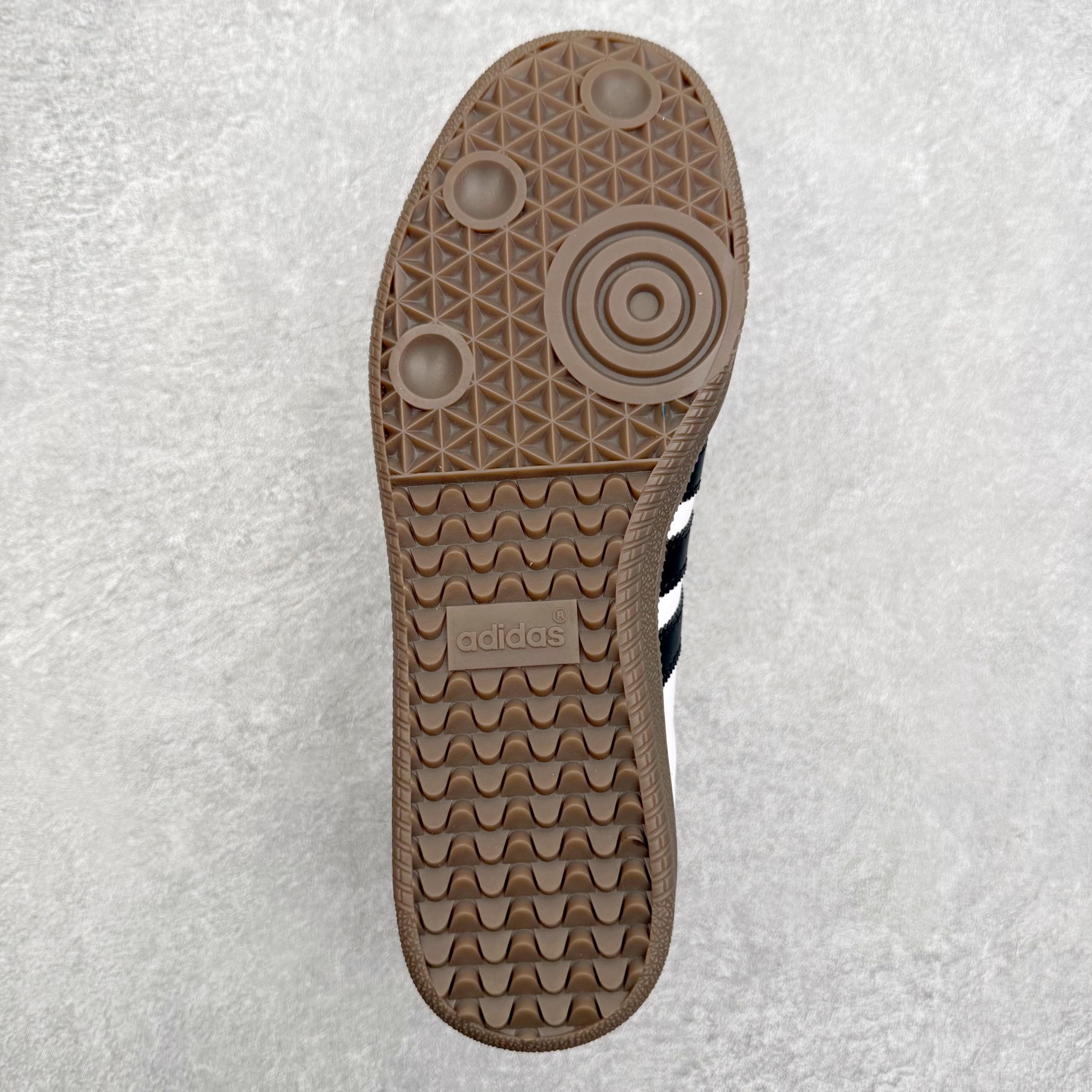 图片[9]-AD Original Samba OG 复古经典轻便板鞋 JR9245 口碑大厂出品 品控大底版型不断改良更新 全套原纸板楦头开发 确保原汁原味 完美呈现桑巴版型 一比一鞋头弧度高度鞋身弧度 此版本只针对中端市场 皮料材质有所更替 其他数据细节工艺流程均保持一致 绝不口嗨 细节品控鞋型随意对比 正确烫金高频细节 原装纳米超迁皮料 独家私模橡胶大底 原盒原配 这款桑巴鞋展示了高质量的工艺 带有装饰的超锁缝制和无缝的手感 柔软、柔软的皮革造型和标志性的3条纹完成了精致的外观 正规合身鞋带 鞋面上有绒面鞋垫 橡胶鞋底 享受正畸套筒软感 自50年代首次亮相以来就一直在赢得粉丝的青睐 尺码：35.5 36 36.5 37.5 38 38.5 39 40 40.5 41 42 42.5 43 44 44.5 45-选品中心