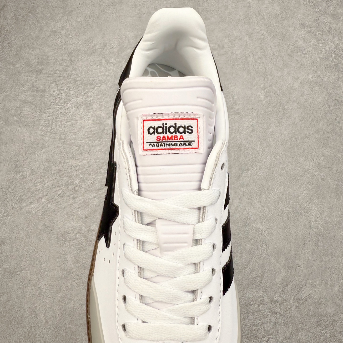 图片[5]-AD Original Samba OG 复古经典轻便板鞋 JR9245 口碑大厂出品 品控大底版型不断改良更新 全套原纸板楦头开发 确保原汁原味 完美呈现桑巴版型 一比一鞋头弧度高度鞋身弧度 此版本只针对中端市场 皮料材质有所更替 其他数据细节工艺流程均保持一致 绝不口嗨 细节品控鞋型随意对比 正确烫金高频细节 原装纳米超迁皮料 独家私模橡胶大底 原盒原配 这款桑巴鞋展示了高质量的工艺 带有装饰的超锁缝制和无缝的手感 柔软、柔软的皮革造型和标志性的3条纹完成了精致的外观 正规合身鞋带 鞋面上有绒面鞋垫 橡胶鞋底 享受正畸套筒软感 自50年代首次亮相以来就一直在赢得粉丝的青睐 尺码：35.5 36 36.5 37.5 38 38.5 39 40 40.5 41 42 42.5 43 44 44.5 45-选品中心