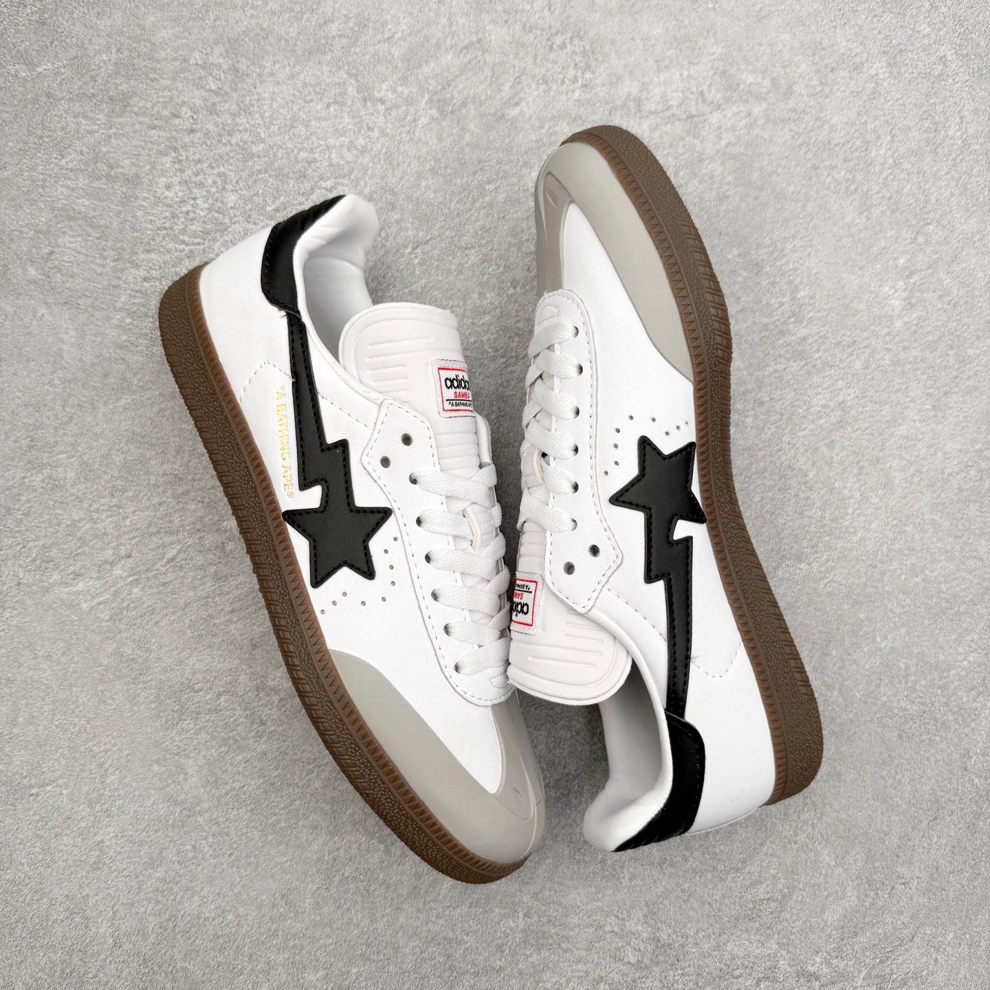 图片[3]-AD Original Samba OG 复古经典轻便板鞋 JR9245 口碑大厂出品 品控大底版型不断改良更新 全套原纸板楦头开发 确保原汁原味 完美呈现桑巴版型 一比一鞋头弧度高度鞋身弧度 此版本只针对中端市场 皮料材质有所更替 其他数据细节工艺流程均保持一致 绝不口嗨 细节品控鞋型随意对比 正确烫金高频细节 原装纳米超迁皮料 独家私模橡胶大底 原盒原配 这款桑巴鞋展示了高质量的工艺 带有装饰的超锁缝制和无缝的手感 柔软、柔软的皮革造型和标志性的3条纹完成了精致的外观 正规合身鞋带 鞋面上有绒面鞋垫 橡胶鞋底 享受正畸套筒软感 自50年代首次亮相以来就一直在赢得粉丝的青睐 尺码：35.5 36 36.5 37.5 38 38.5 39 40 40.5 41 42 42.5 43 44 44.5 45-选品中心