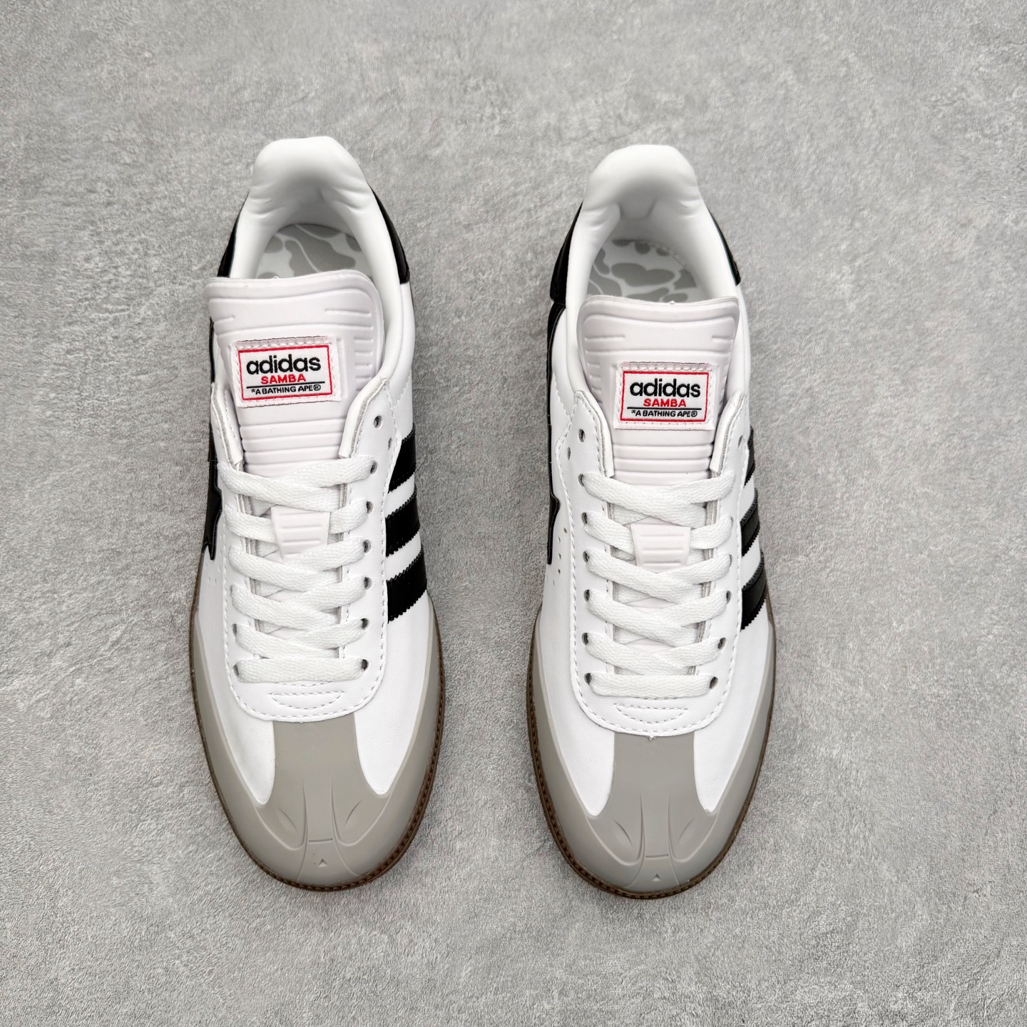 图片[2]-AD Original Samba OG 复古经典轻便板鞋 JR9245 口碑大厂出品 品控大底版型不断改良更新 全套原纸板楦头开发 确保原汁原味 完美呈现桑巴版型 一比一鞋头弧度高度鞋身弧度 此版本只针对中端市场 皮料材质有所更替 其他数据细节工艺流程均保持一致 绝不口嗨 细节品控鞋型随意对比 正确烫金高频细节 原装纳米超迁皮料 独家私模橡胶大底 原盒原配 这款桑巴鞋展示了高质量的工艺 带有装饰的超锁缝制和无缝的手感 柔软、柔软的皮革造型和标志性的3条纹完成了精致的外观 正规合身鞋带 鞋面上有绒面鞋垫 橡胶鞋底 享受正畸套筒软感 自50年代首次亮相以来就一直在赢得粉丝的青睐 尺码：35.5 36 36.5 37.5 38 38.5 39 40 40.5 41 42 42.5 43 44 44.5 45-选品中心