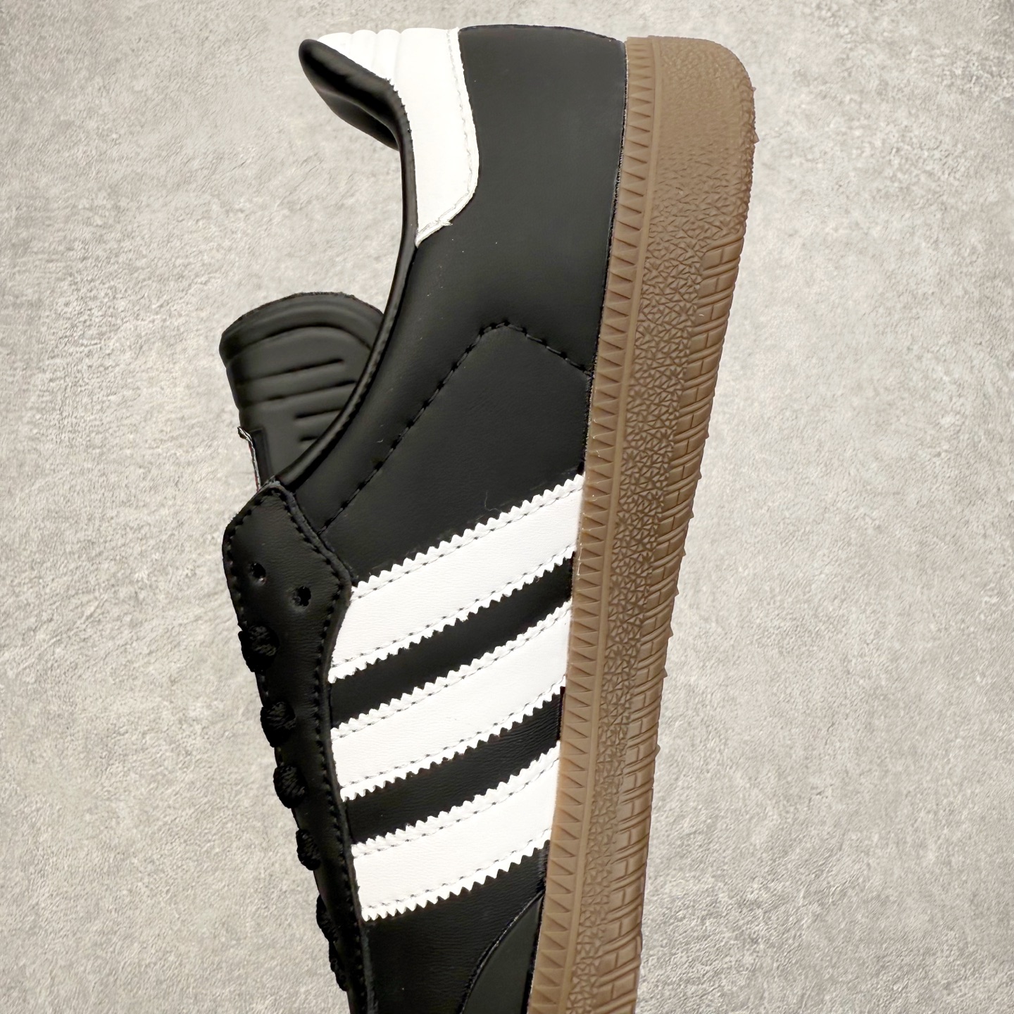 图片[7]-AD Original Samba OG 复古经典轻便板鞋 JR9245 口碑大厂出品 品控大底版型不断改良更新 全套原纸板楦头开发 确保原汁原味 完美呈现桑巴版型 一比一鞋头弧度高度鞋身弧度 此版本只针对中端市场 皮料材质有所更替 其他数据细节工艺流程均保持一致 绝不口嗨 细节品控鞋型随意对比 正确烫金高频细节 原装纳米超迁皮料 独家私模橡胶大底 原盒原配 这款桑巴鞋展示了高质量的工艺 带有装饰的超锁缝制和无缝的手感 柔软、柔软的皮革造型和标志性的3条纹完成了精致的外观 正规合身鞋带 鞋面上有绒面鞋垫 橡胶鞋底 享受正畸套筒软感 自50年代首次亮相以来就一直在赢得粉丝的青睐 尺码：35.5 36 36.5 37.5 38 38.5 39 40 40.5 41 42 42.5 43 44 44.5 45-选品中心