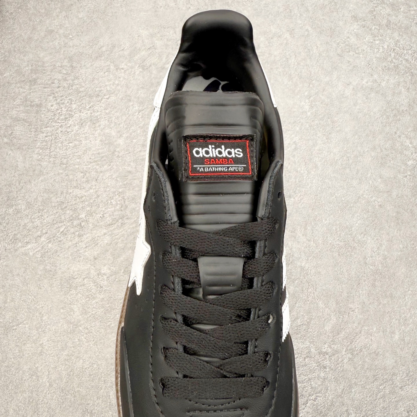 图片[5]-AD Original Samba OG 复古经典轻便板鞋 JR9245 口碑大厂出品 品控大底版型不断改良更新 全套原纸板楦头开发 确保原汁原味 完美呈现桑巴版型 一比一鞋头弧度高度鞋身弧度 此版本只针对中端市场 皮料材质有所更替 其他数据细节工艺流程均保持一致 绝不口嗨 细节品控鞋型随意对比 正确烫金高频细节 原装纳米超迁皮料 独家私模橡胶大底 原盒原配 这款桑巴鞋展示了高质量的工艺 带有装饰的超锁缝制和无缝的手感 柔软、柔软的皮革造型和标志性的3条纹完成了精致的外观 正规合身鞋带 鞋面上有绒面鞋垫 橡胶鞋底 享受正畸套筒软感 自50年代首次亮相以来就一直在赢得粉丝的青睐 尺码：35.5 36 36.5 37.5 38 38.5 39 40 40.5 41 42 42.5 43 44 44.5 45-选品中心