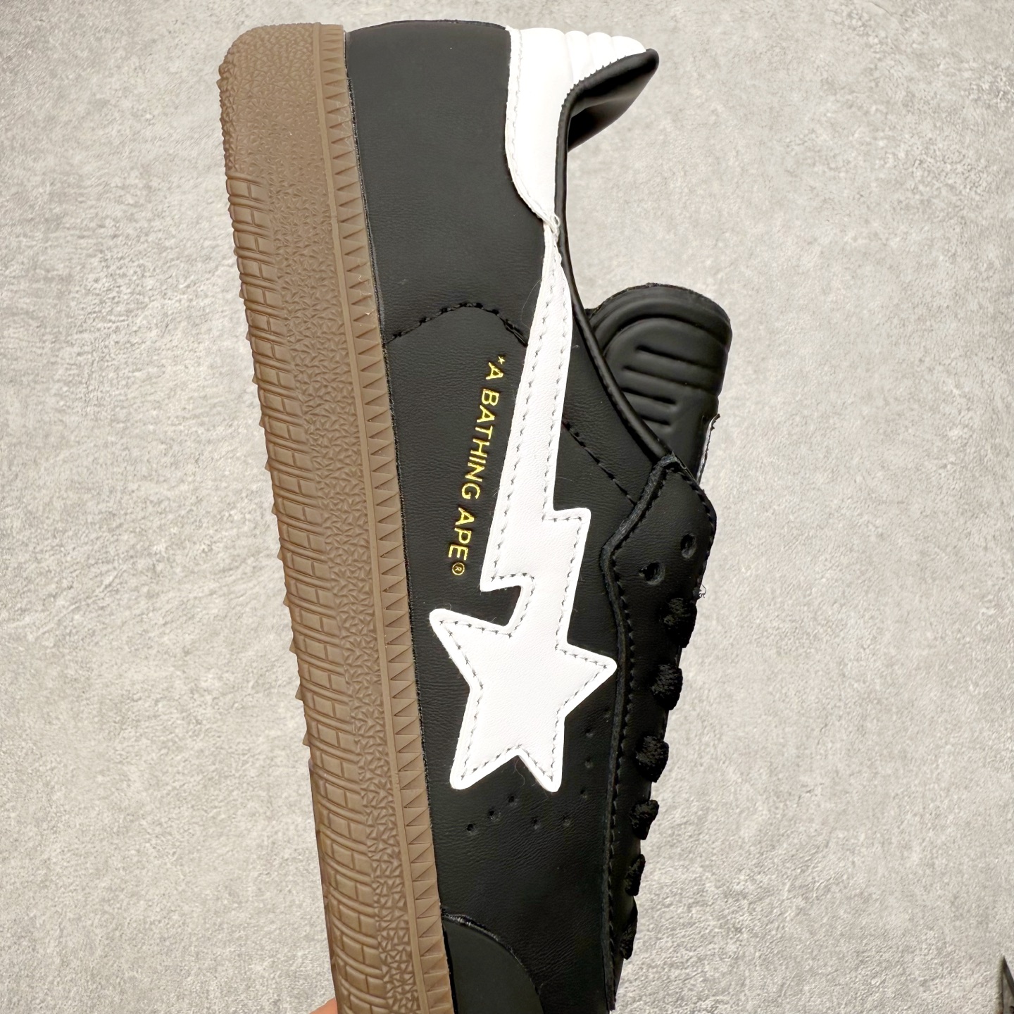 图片[6]-AD Original Samba OG 复古经典轻便板鞋 JR9245 口碑大厂出品 品控大底版型不断改良更新 全套原纸板楦头开发 确保原汁原味 完美呈现桑巴版型 一比一鞋头弧度高度鞋身弧度 此版本只针对中端市场 皮料材质有所更替 其他数据细节工艺流程均保持一致 绝不口嗨 细节品控鞋型随意对比 正确烫金高频细节 原装纳米超迁皮料 独家私模橡胶大底 原盒原配 这款桑巴鞋展示了高质量的工艺 带有装饰的超锁缝制和无缝的手感 柔软、柔软的皮革造型和标志性的3条纹完成了精致的外观 正规合身鞋带 鞋面上有绒面鞋垫 橡胶鞋底 享受正畸套筒软感 自50年代首次亮相以来就一直在赢得粉丝的青睐 尺码：35.5 36 36.5 37.5 38 38.5 39 40 40.5 41 42 42.5 43 44 44.5 45-选品中心