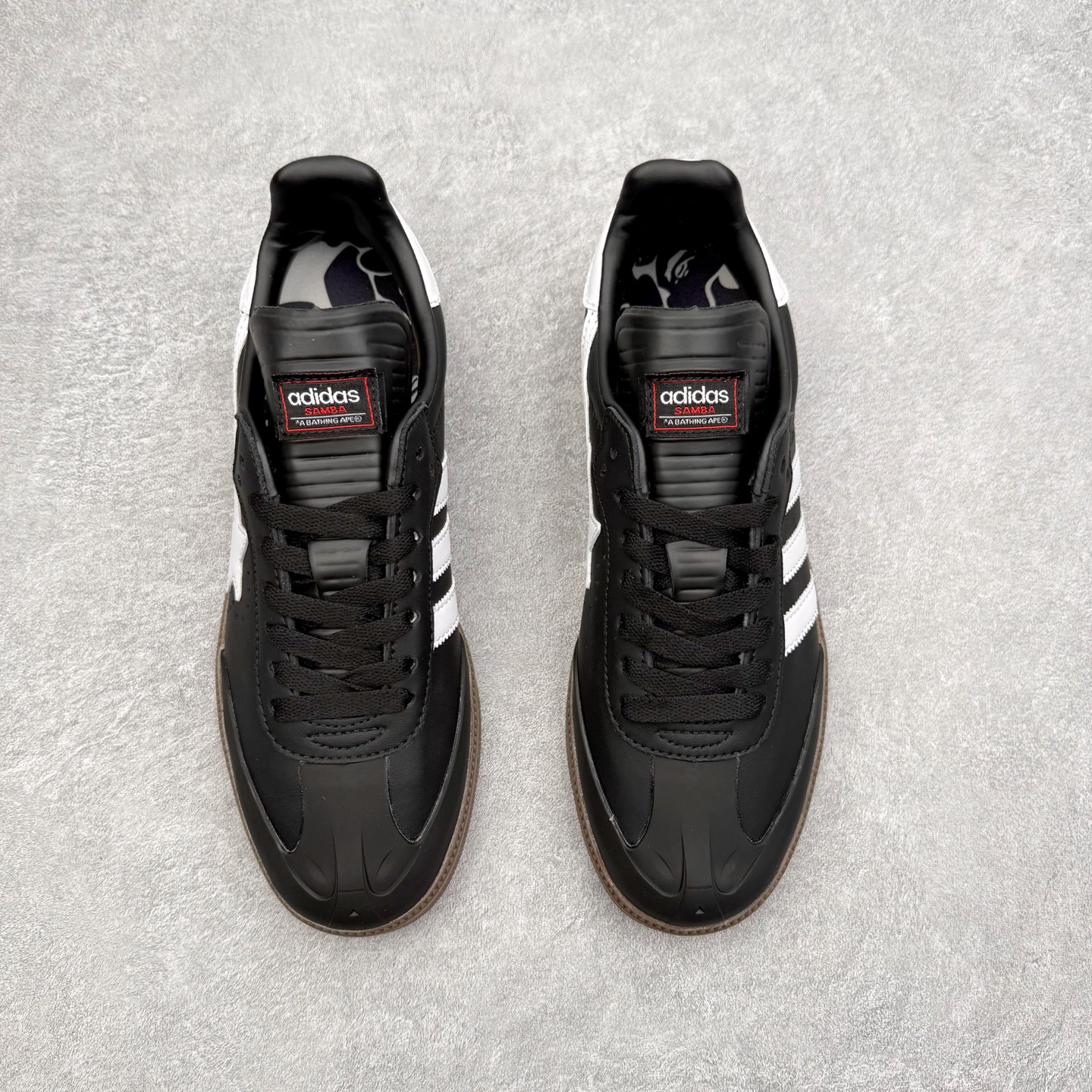 图片[2]-AD Original Samba OG 复古经典轻便板鞋 JR9245 口碑大厂出品 品控大底版型不断改良更新 全套原纸板楦头开发 确保原汁原味 完美呈现桑巴版型 一比一鞋头弧度高度鞋身弧度 此版本只针对中端市场 皮料材质有所更替 其他数据细节工艺流程均保持一致 绝不口嗨 细节品控鞋型随意对比 正确烫金高频细节 原装纳米超迁皮料 独家私模橡胶大底 原盒原配 这款桑巴鞋展示了高质量的工艺 带有装饰的超锁缝制和无缝的手感 柔软、柔软的皮革造型和标志性的3条纹完成了精致的外观 正规合身鞋带 鞋面上有绒面鞋垫 橡胶鞋底 享受正畸套筒软感 自50年代首次亮相以来就一直在赢得粉丝的青睐 尺码：35.5 36 36.5 37.5 38 38.5 39 40 40.5 41 42 42.5 43 44 44.5 45-选品中心