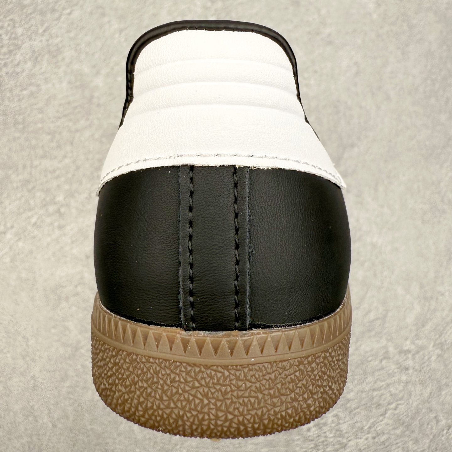 图片[8]-AD Original Samba OG 复古经典轻便板鞋 JR9245 口碑大厂出品 品控大底版型不断改良更新 全套原纸板楦头开发 确保原汁原味 完美呈现桑巴版型 一比一鞋头弧度高度鞋身弧度 此版本只针对中端市场 皮料材质有所更替 其他数据细节工艺流程均保持一致 绝不口嗨 细节品控鞋型随意对比 正确烫金高频细节 原装纳米超迁皮料 独家私模橡胶大底 原盒原配 这款桑巴鞋展示了高质量的工艺 带有装饰的超锁缝制和无缝的手感 柔软、柔软的皮革造型和标志性的3条纹完成了精致的外观 正规合身鞋带 鞋面上有绒面鞋垫 橡胶鞋底 享受正畸套筒软感 自50年代首次亮相以来就一直在赢得粉丝的青睐 尺码：35.5 36 36.5 37.5 38 38.5 39 40 40.5 41 42 42.5 43 44 44.5 45-选品中心