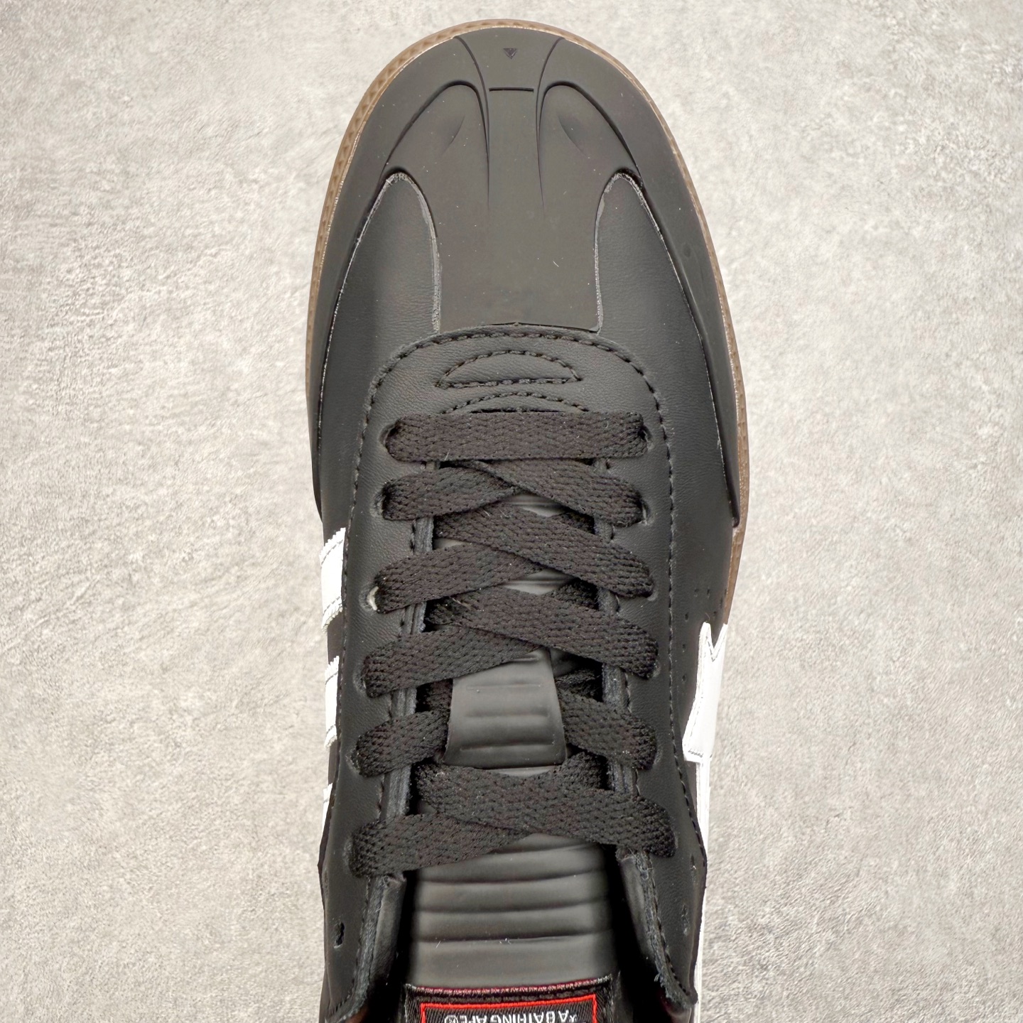 图片[4]-AD Original Samba OG 复古经典轻便板鞋 JR9245 口碑大厂出品 品控大底版型不断改良更新 全套原纸板楦头开发 确保原汁原味 完美呈现桑巴版型 一比一鞋头弧度高度鞋身弧度 此版本只针对中端市场 皮料材质有所更替 其他数据细节工艺流程均保持一致 绝不口嗨 细节品控鞋型随意对比 正确烫金高频细节 原装纳米超迁皮料 独家私模橡胶大底 原盒原配 这款桑巴鞋展示了高质量的工艺 带有装饰的超锁缝制和无缝的手感 柔软、柔软的皮革造型和标志性的3条纹完成了精致的外观 正规合身鞋带 鞋面上有绒面鞋垫 橡胶鞋底 享受正畸套筒软感 自50年代首次亮相以来就一直在赢得粉丝的青睐 尺码：35.5 36 36.5 37.5 38 38.5 39 40 40.5 41 42 42.5 43 44 44.5 45-选品中心