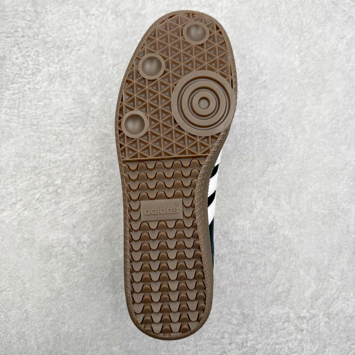 图片[9]-AD Original Samba OG 复古经典轻便板鞋 JR9245 口碑大厂出品 品控大底版型不断改良更新 全套原纸板楦头开发 确保原汁原味 完美呈现桑巴版型 一比一鞋头弧度高度鞋身弧度 此版本只针对中端市场 皮料材质有所更替 其他数据细节工艺流程均保持一致 绝不口嗨 细节品控鞋型随意对比 正确烫金高频细节 原装纳米超迁皮料 独家私模橡胶大底 原盒原配 这款桑巴鞋展示了高质量的工艺 带有装饰的超锁缝制和无缝的手感 柔软、柔软的皮革造型和标志性的3条纹完成了精致的外观 正规合身鞋带 鞋面上有绒面鞋垫 橡胶鞋底 享受正畸套筒软感 自50年代首次亮相以来就一直在赢得粉丝的青睐 尺码：35.5 36 36.5 37.5 38 38.5 39 40 40.5 41 42 42.5 43 44 44.5 45-选品中心