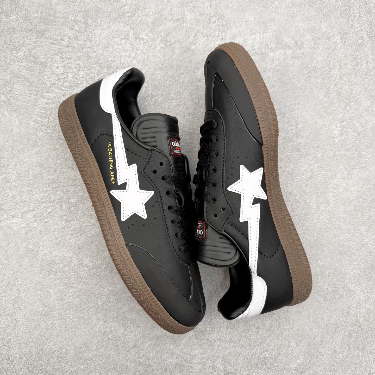 图片[3]-AD Original Samba OG 复古经典轻便板鞋 JR9245 口碑大厂出品 品控大底版型不断改良更新 全套原纸板楦头开发 确保原汁原味 完美呈现桑巴版型 一比一鞋头弧度高度鞋身弧度 此版本只针对中端市场 皮料材质有所更替 其他数据细节工艺流程均保持一致 绝不口嗨 细节品控鞋型随意对比 正确烫金高频细节 原装纳米超迁皮料 独家私模橡胶大底 原盒原配 这款桑巴鞋展示了高质量的工艺 带有装饰的超锁缝制和无缝的手感 柔软、柔软的皮革造型和标志性的3条纹完成了精致的外观 正规合身鞋带 鞋面上有绒面鞋垫 橡胶鞋底 享受正畸套筒软感 自50年代首次亮相以来就一直在赢得粉丝的青睐 尺码：35.5 36 36.5 37.5 38 38.5 39 40 40.5 41 42 42.5 43 44 44.5 45-选品中心