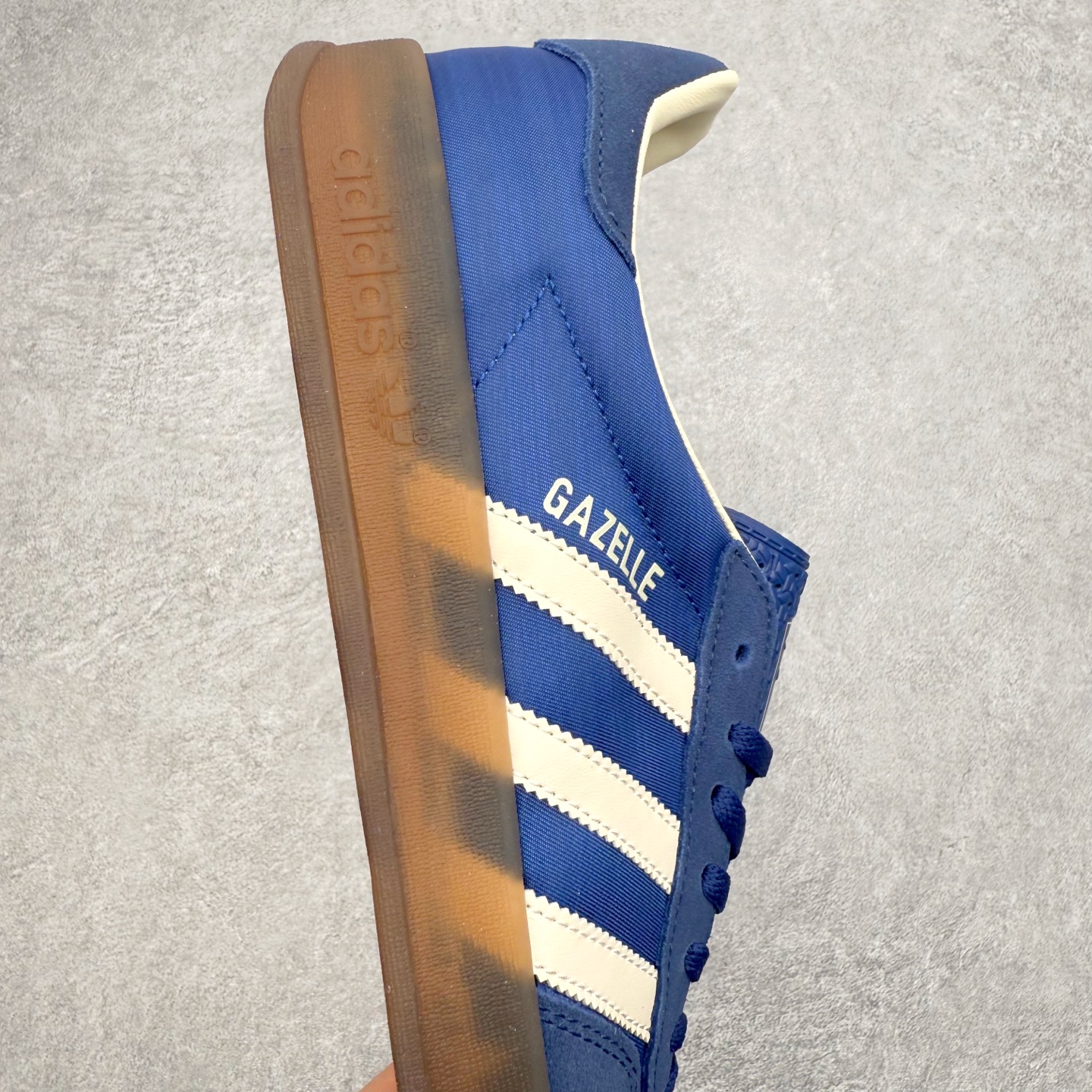 图片[6]-AD Gazelle Indoor Trainers 羚羊内训系列低帮复古百搭休闲运动德训风板鞋 JS1410 90年代经典的复刻版！自60年代以足球训练鞋面世以来,Gazelle就以其经典设计席卷全球。1991年版本的复刻,再造经典Gazelle。采用皮革打造,搭配浊色细节,让这款经典更加简约。尺码：36 36⅔ 37⅓ 38 38⅔ 39⅓ 40 40⅔ 41⅓ 42 42⅔ 43⅓ 44⅓ 44⅔ 45-选品中心