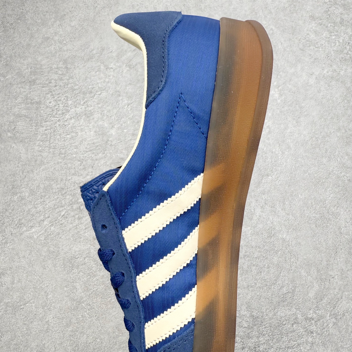 图片[7]-AD Gazelle Indoor Trainers 羚羊内训系列低帮复古百搭休闲运动德训风板鞋 JS1410 90年代经典的复刻版！自60年代以足球训练鞋面世以来,Gazelle就以其经典设计席卷全球。1991年版本的复刻,再造经典Gazelle。采用皮革打造,搭配浊色细节,让这款经典更加简约。尺码：36 36⅔ 37⅓ 38 38⅔ 39⅓ 40 40⅔ 41⅓ 42 42⅔ 43⅓ 44⅓ 44⅔ 45-选品中心