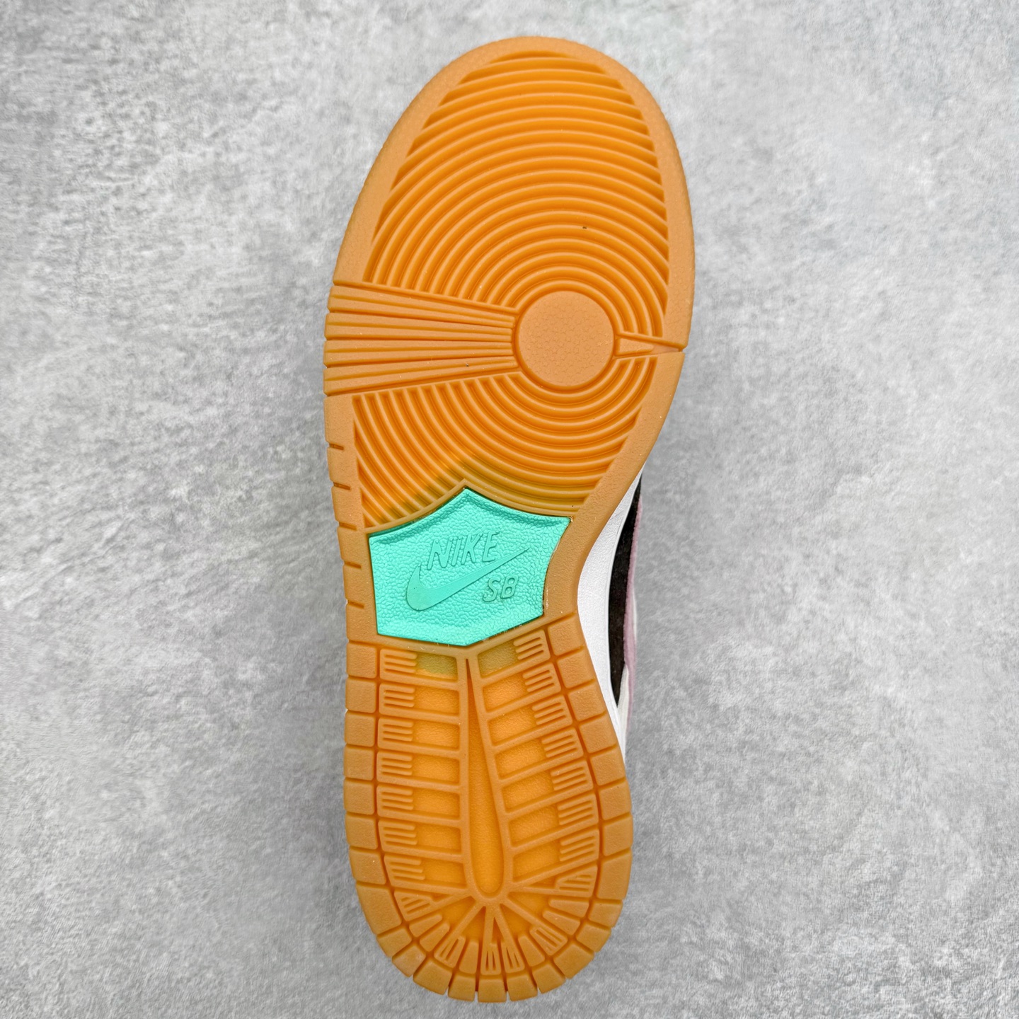 图片[9]-＃F版 NK SB Dunk Low HF3704-001 极限压缩利润空间 超乎所想的高性价比 用料绝不含糊 原盒原配 正确耐磨橡胶大底 超高清洁度 全鞋零毛边皮料切割 全套原楦原模倾力打造完美版型 尺码：36 36.5 37.5 38 38.5 39 40 40.5 41 42 42.5 43 44 44.5 45 46 47.5-选品中心