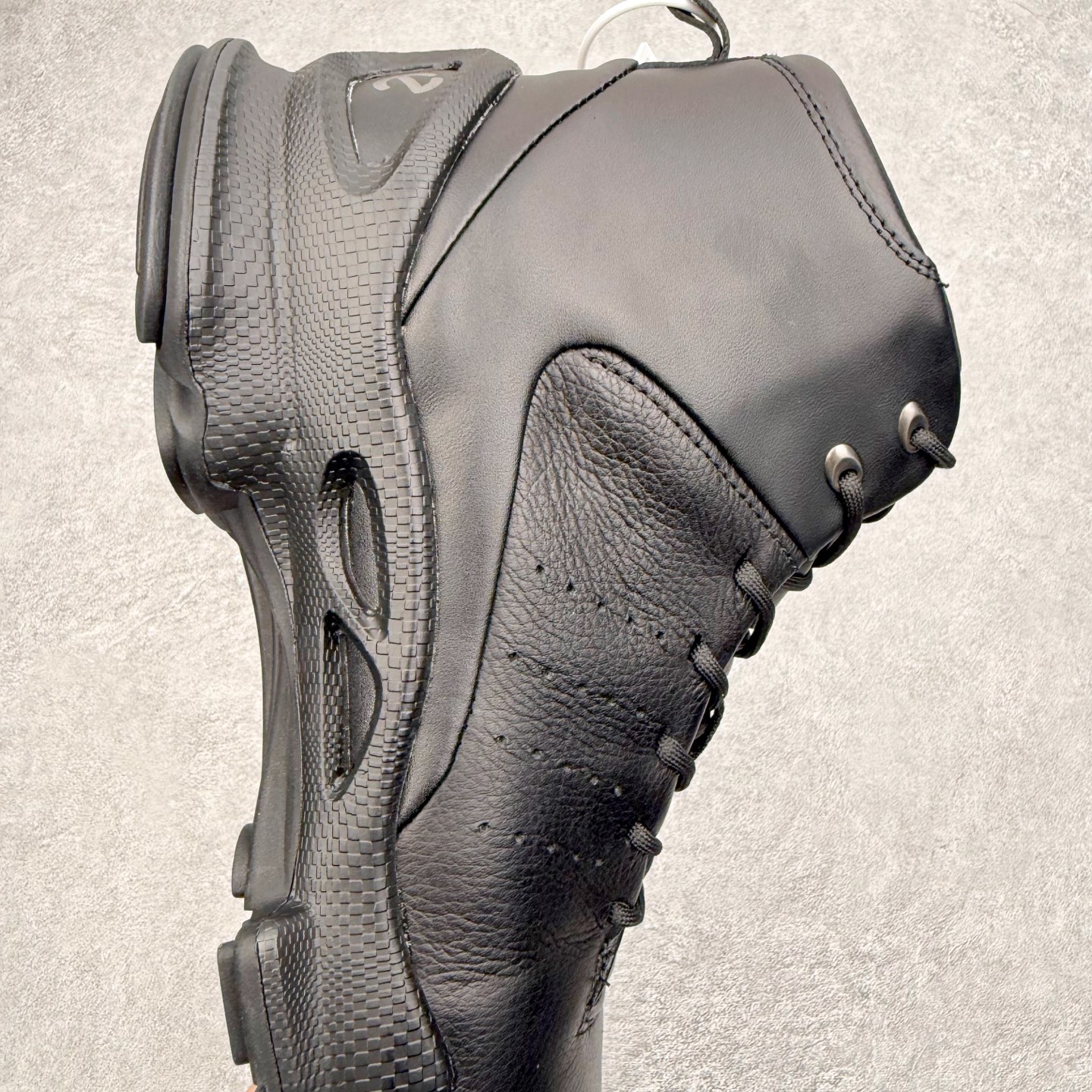 图片[6]-Ecco爱步 Biom C 牛皮 轻盈舒适及踝高帮户外靴 ECCO以三大核心特征为依托：北欧设计风格、鞋履制作、积极的生活方式。北欧设计风格：北欧设计特点是独特、有格调、实用和简约，并且品质优良。鞋履制作：ECCO钟爱鞋履制作以及一切与鞋履制作相关的事物。积极的生活方式：ECCO的创始人希望制作出的鞋履无需磨合，即可完美贴合脚型，帮助人们享受行走的乐趣。ECCO的成功源自其产品质量和创新的技术水平，恪守“鞋遵循双足”的设计理念，将的舒适度和风格融为一体。ECCO跑遍全世界寻找创新的原料。从制革制鞋一体化的设置，源头上控制皮革质量，确保对人体无害。 尺码：38 39 40 41 42 43 44 （皮鞋码）-选品中心