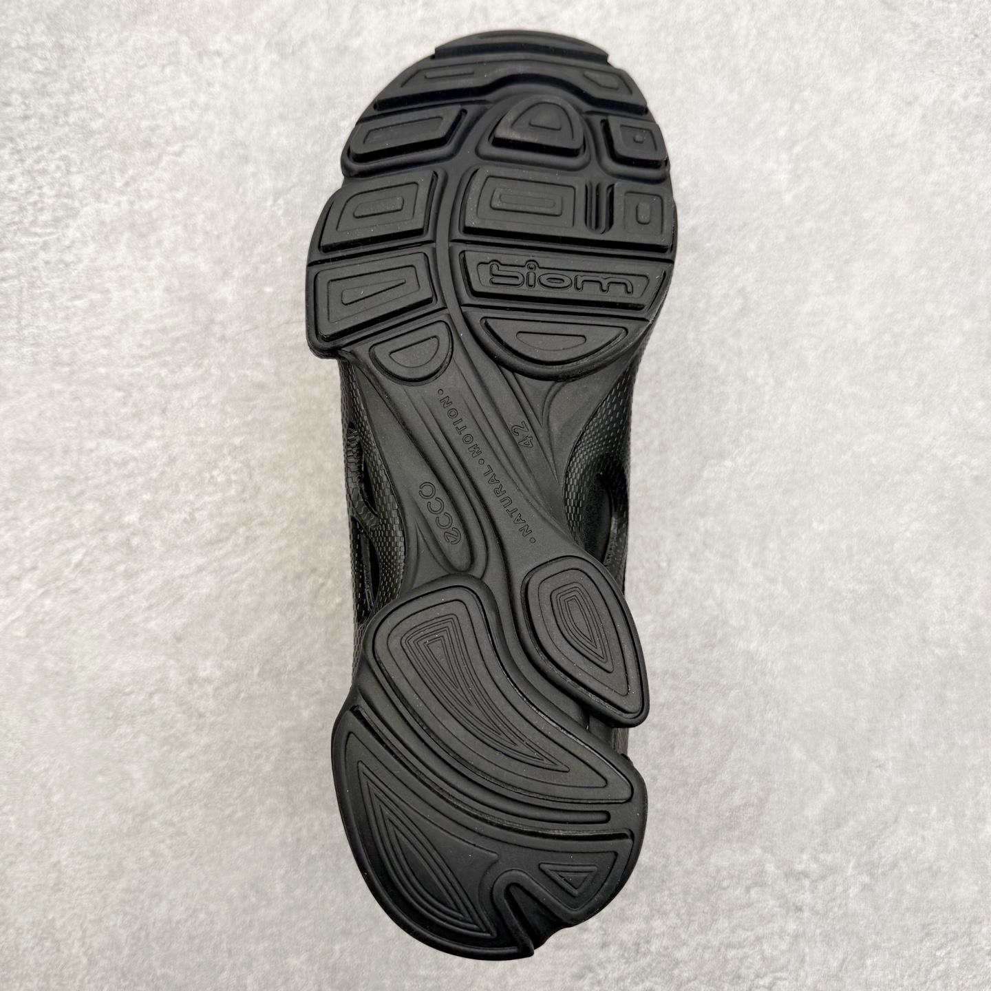 图片[9]-Ecco爱步 Biom C 牛皮 轻盈舒适及踝高帮户外靴 ECCO以三大核心特征为依托：北欧设计风格、鞋履制作、积极的生活方式。北欧设计风格：北欧设计特点是独特、有格调、实用和简约，并且品质优良。鞋履制作：ECCO钟爱鞋履制作以及一切与鞋履制作相关的事物。积极的生活方式：ECCO的创始人希望制作出的鞋履无需磨合，即可完美贴合脚型，帮助人们享受行走的乐趣。ECCO的成功源自其产品质量和创新的技术水平，恪守“鞋遵循双足”的设计理念，将的舒适度和风格融为一体。ECCO跑遍全世界寻找创新的原料。从制革制鞋一体化的设置，源头上控制皮革质量，确保对人体无害。 尺码：38 39 40 41 42 43 44 （皮鞋码）-选品中心