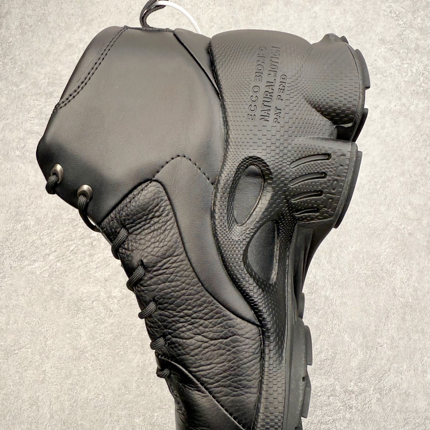 图片[7]-Ecco爱步 Biom C 牛皮 轻盈舒适及踝高帮户外靴 ECCO以三大核心特征为依托：北欧设计风格、鞋履制作、积极的生活方式。北欧设计风格：北欧设计特点是独特、有格调、实用和简约，并且品质优良。鞋履制作：ECCO钟爱鞋履制作以及一切与鞋履制作相关的事物。积极的生活方式：ECCO的创始人希望制作出的鞋履无需磨合，即可完美贴合脚型，帮助人们享受行走的乐趣。ECCO的成功源自其产品质量和创新的技术水平，恪守“鞋遵循双足”的设计理念，将的舒适度和风格融为一体。ECCO跑遍全世界寻找创新的原料。从制革制鞋一体化的设置，源头上控制皮革质量，确保对人体无害。 尺码：38 39 40 41 42 43 44 （皮鞋码）-选品中心