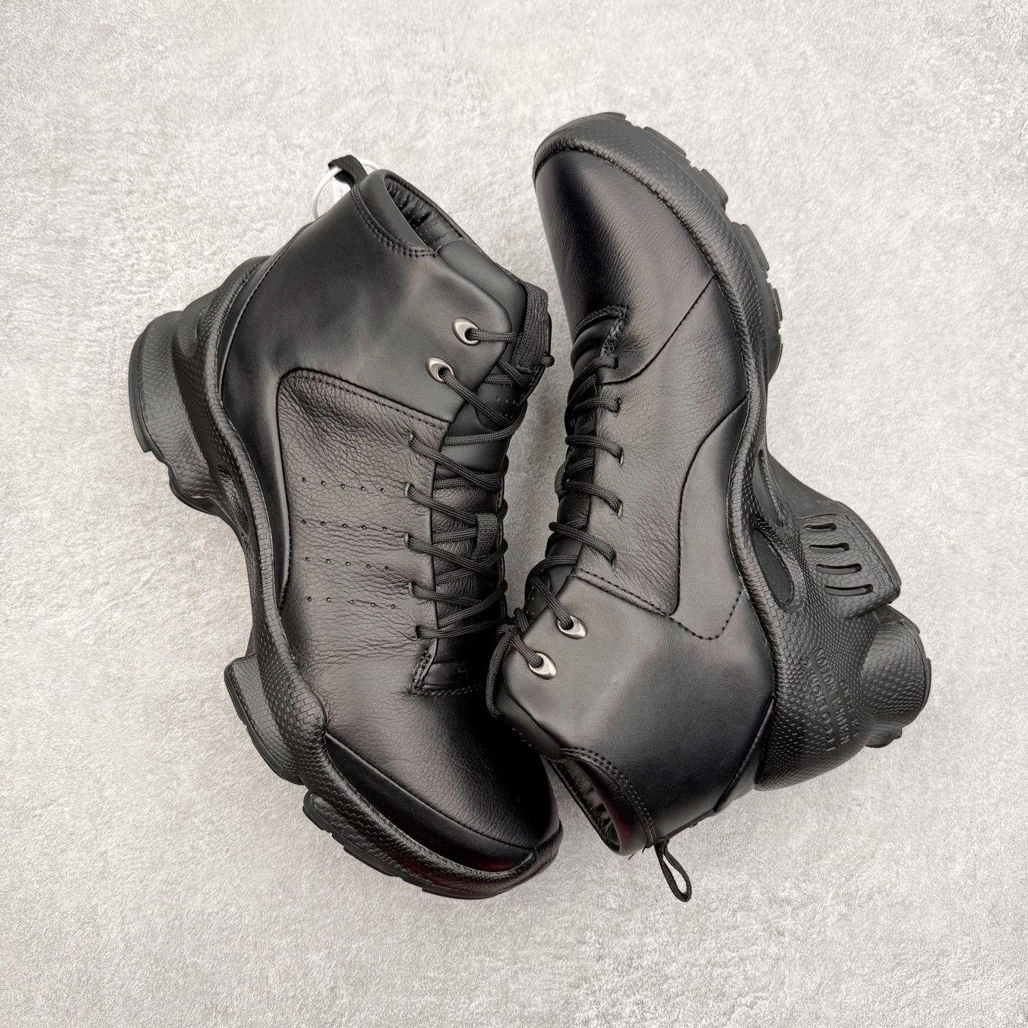 图片[3]-Ecco爱步 Biom C 牛皮 轻盈舒适及踝高帮户外靴 ECCO以三大核心特征为依托：北欧设计风格、鞋履制作、积极的生活方式。北欧设计风格：北欧设计特点是独特、有格调、实用和简约，并且品质优良。鞋履制作：ECCO钟爱鞋履制作以及一切与鞋履制作相关的事物。积极的生活方式：ECCO的创始人希望制作出的鞋履无需磨合，即可完美贴合脚型，帮助人们享受行走的乐趣。ECCO的成功源自其产品质量和创新的技术水平，恪守“鞋遵循双足”的设计理念，将的舒适度和风格融为一体。ECCO跑遍全世界寻找创新的原料。从制革制鞋一体化的设置，源头上控制皮革质量，确保对人体无害。 尺码：38 39 40 41 42 43 44 （皮鞋码）-选品中心