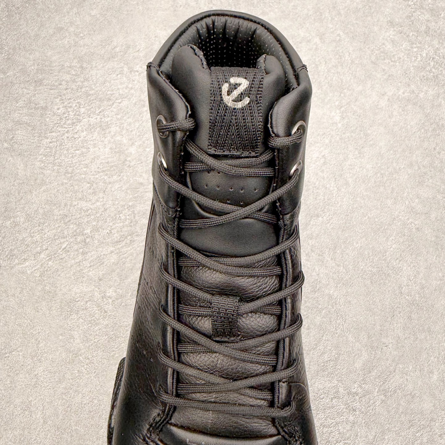 图片[5]-Ecco爱步 Biom C 牛皮 轻盈舒适及踝高帮户外靴 ECCO以三大核心特征为依托：北欧设计风格、鞋履制作、积极的生活方式。北欧设计风格：北欧设计特点是独特、有格调、实用和简约，并且品质优良。鞋履制作：ECCO钟爱鞋履制作以及一切与鞋履制作相关的事物。积极的生活方式：ECCO的创始人希望制作出的鞋履无需磨合，即可完美贴合脚型，帮助人们享受行走的乐趣。ECCO的成功源自其产品质量和创新的技术水平，恪守“鞋遵循双足”的设计理念，将的舒适度和风格融为一体。ECCO跑遍全世界寻找创新的原料。从制革制鞋一体化的设置，源头上控制皮革质量，确保对人体无害。 尺码：38 39 40 41 42 43 44 （皮鞋码）-选品中心