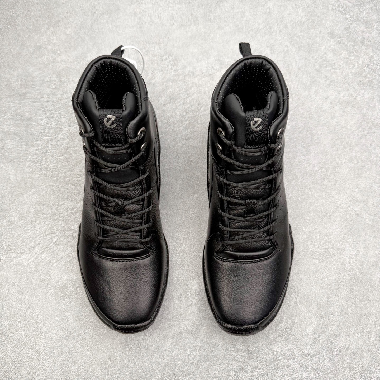 图片[2]-Ecco爱步 Biom C 牛皮 轻盈舒适及踝高帮户外靴 ECCO以三大核心特征为依托：北欧设计风格、鞋履制作、积极的生活方式。北欧设计风格：北欧设计特点是独特、有格调、实用和简约，并且品质优良。鞋履制作：ECCO钟爱鞋履制作以及一切与鞋履制作相关的事物。积极的生活方式：ECCO的创始人希望制作出的鞋履无需磨合，即可完美贴合脚型，帮助人们享受行走的乐趣。ECCO的成功源自其产品质量和创新的技术水平，恪守“鞋遵循双足”的设计理念，将的舒适度和风格融为一体。ECCO跑遍全世界寻找创新的原料。从制革制鞋一体化的设置，源头上控制皮革质量，确保对人体无害。 尺码：38 39 40 41 42 43 44 （皮鞋码）-选品中心