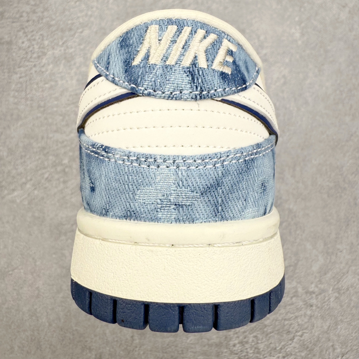 图片[8]-NK Dunk Low YF9511-903 定制系列天花板 无原鞋不开发 全系列得物原鞋一比一校对开发 配色持续更新中 终端对接 优势输出 全套原厂楦头原纸板数据档案倾力打造 原汁原味莞产 极致还原 圈内最强针车工艺 高端零售指定版 广东原厂配套原盒原标 鞋盒分三个尺码段 原厂冲刀 超高清洁度 全鞋零毛边皮料切割 采用原厂百宏鞋带以及原厂百宏织唛舌标 内标可供原厂几率过验 进口原装条纹中底布 四线拉帮白色点胶 原厂拉帮手法遵循公司 原厂电绣 极致还原 尺码：36 36.5 37.5 38 38.5 39 40 40.5 41 42 42.5 43 44 44.5 45 46-选品中心