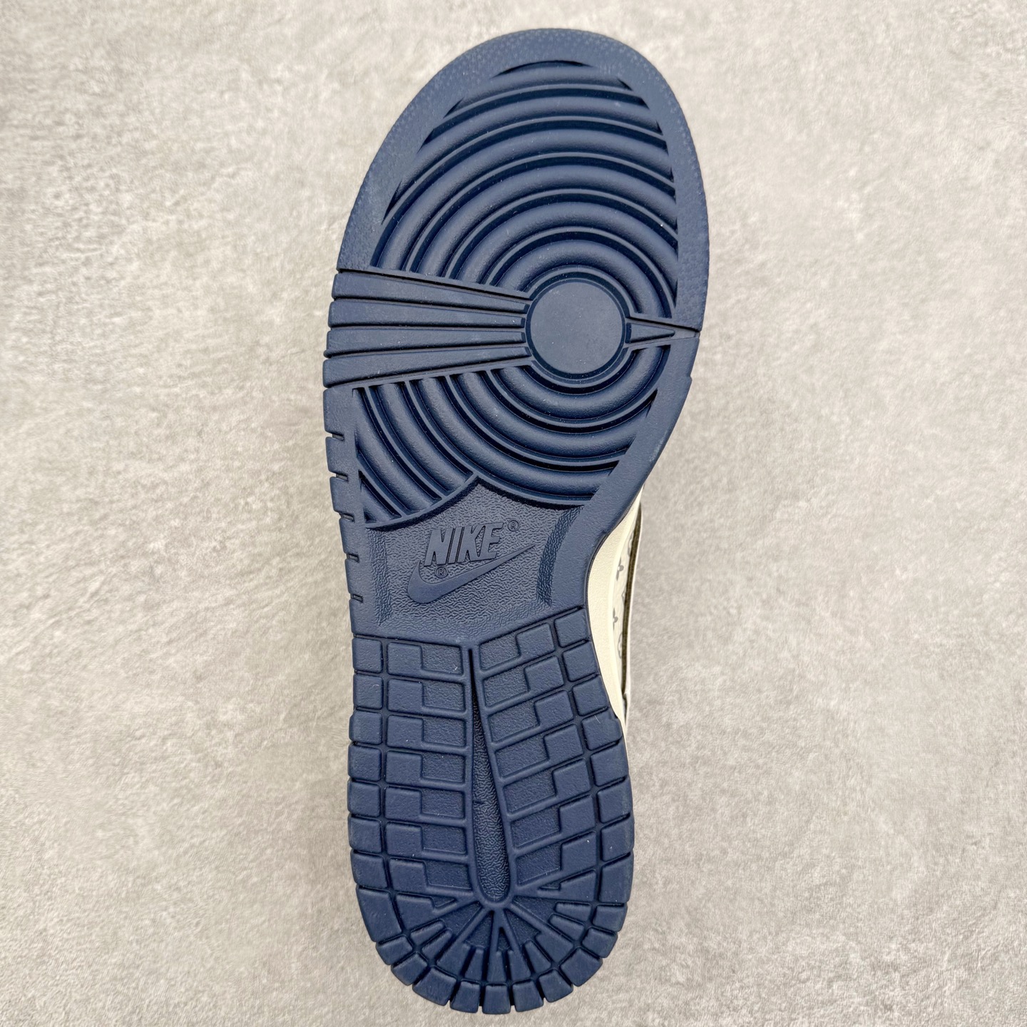 图片[9]-NK Dunk Low YF9511-903 定制系列天花板 无原鞋不开发 全系列得物原鞋一比一校对开发 配色持续更新中 终端对接 优势输出 全套原厂楦头原纸板数据档案倾力打造 原汁原味莞产 极致还原 圈内最强针车工艺 高端零售指定版 广东原厂配套原盒原标 鞋盒分三个尺码段 原厂冲刀 超高清洁度 全鞋零毛边皮料切割 采用原厂百宏鞋带以及原厂百宏织唛舌标 内标可供原厂几率过验 进口原装条纹中底布 四线拉帮白色点胶 原厂拉帮手法遵循公司 原厂电绣 极致还原 尺码：36 36.5 37.5 38 38.5 39 40 40.5 41 42 42.5 43 44 44.5 45 46-选品中心