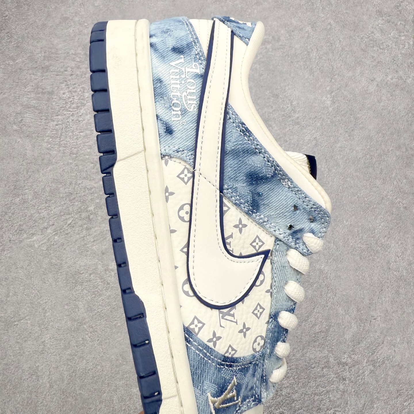 图片[6]-NK Dunk Low YF9511-903 定制系列天花板 无原鞋不开发 全系列得物原鞋一比一校对开发 配色持续更新中 终端对接 优势输出 全套原厂楦头原纸板数据档案倾力打造 原汁原味莞产 极致还原 圈内最强针车工艺 高端零售指定版 广东原厂配套原盒原标 鞋盒分三个尺码段 原厂冲刀 超高清洁度 全鞋零毛边皮料切割 采用原厂百宏鞋带以及原厂百宏织唛舌标 内标可供原厂几率过验 进口原装条纹中底布 四线拉帮白色点胶 原厂拉帮手法遵循公司 原厂电绣 极致还原 尺码：36 36.5 37.5 38 38.5 39 40 40.5 41 42 42.5 43 44 44.5 45 46-选品中心