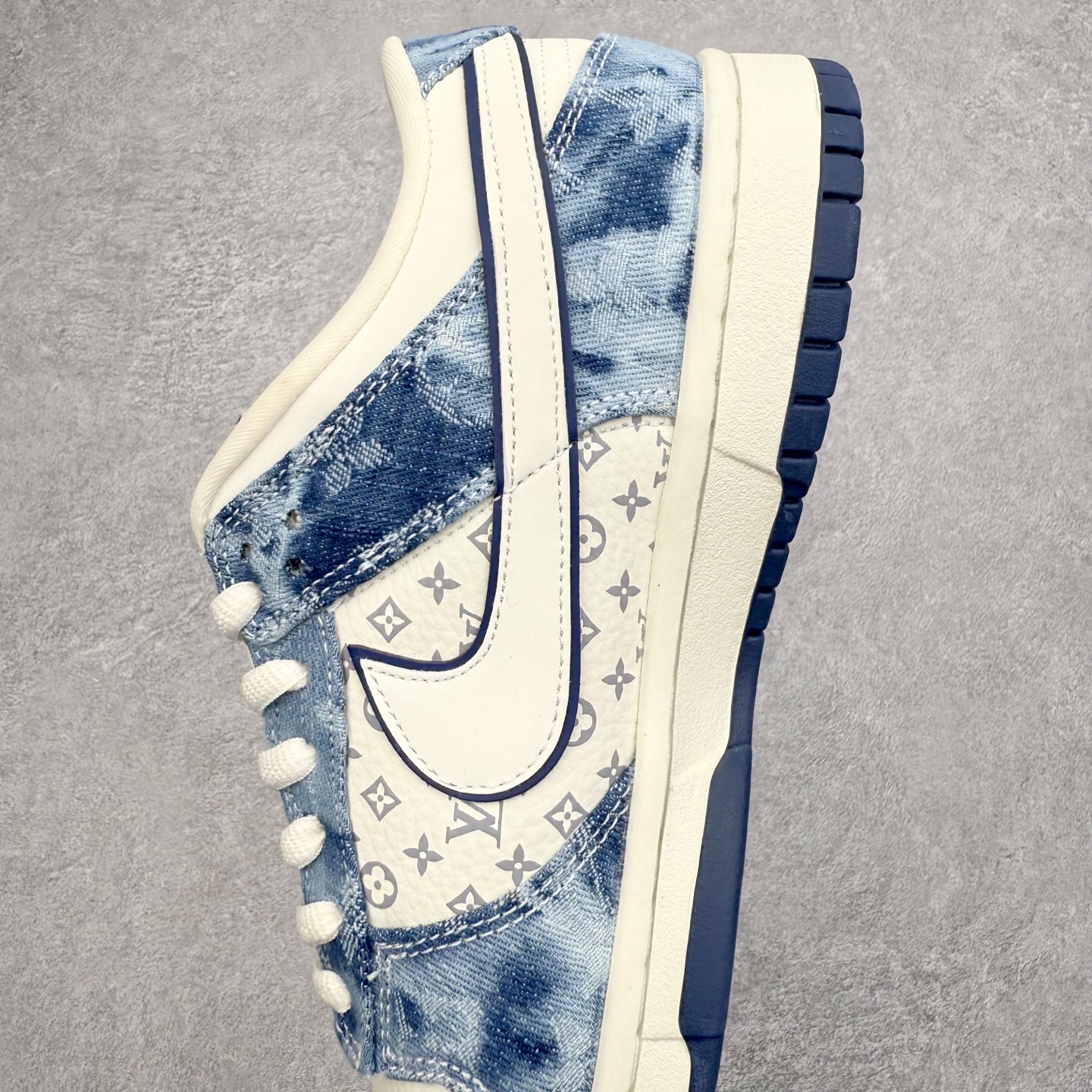 图片[7]-NK Dunk Low YF9511-903 定制系列天花板 无原鞋不开发 全系列得物原鞋一比一校对开发 配色持续更新中 终端对接 优势输出 全套原厂楦头原纸板数据档案倾力打造 原汁原味莞产 极致还原 圈内最强针车工艺 高端零售指定版 广东原厂配套原盒原标 鞋盒分三个尺码段 原厂冲刀 超高清洁度 全鞋零毛边皮料切割 采用原厂百宏鞋带以及原厂百宏织唛舌标 内标可供原厂几率过验 进口原装条纹中底布 四线拉帮白色点胶 原厂拉帮手法遵循公司 原厂电绣 极致还原 尺码：36 36.5 37.5 38 38.5 39 40 40.5 41 42 42.5 43 44 44.5 45 46-选品中心