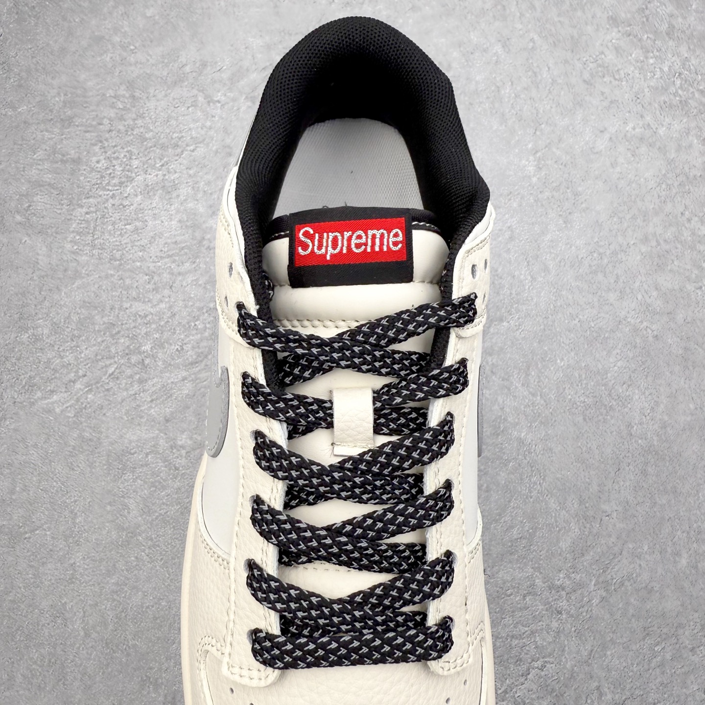 图片[5]-NK Dunk Low JP1628-030 定制系列天花板 无原鞋不开发 全系列得物原鞋一比一校对开发 配色持续更新中 终端对接 优势输出 全套原厂楦头原纸板数据档案倾力打造 原汁原味莞产 极致还原 圈内最强针车工艺 高端零售指定版 广东原厂配套原盒原标 鞋盒分三个尺码段 原厂冲刀 超高清洁度 全鞋零毛边皮料切割 采用原厂百宏鞋带以及原厂百宏织唛舌标 内标可供原厂几率过验 进口原装条纹中底布 四线拉帮白色点胶 原厂拉帮手法遵循公司 原厂电绣 极致还原 尺码：36 36.5 37.5 38 38.5 39 40 40.5 41 42 42.5 43 44 44.5 45 46-选品中心