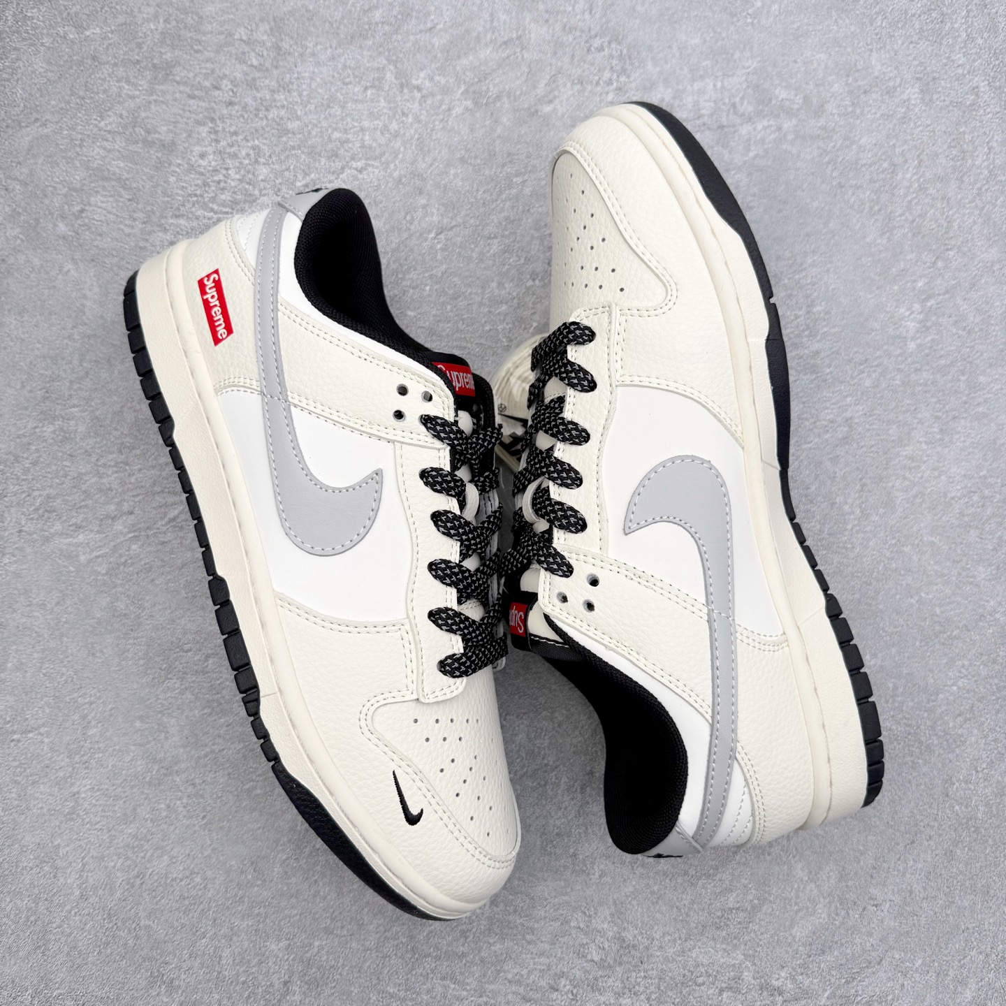 图片[3]-NK Dunk Low JP1628-030 定制系列天花板 无原鞋不开发 全系列得物原鞋一比一校对开发 配色持续更新中 终端对接 优势输出 全套原厂楦头原纸板数据档案倾力打造 原汁原味莞产 极致还原 圈内最强针车工艺 高端零售指定版 广东原厂配套原盒原标 鞋盒分三个尺码段 原厂冲刀 超高清洁度 全鞋零毛边皮料切割 采用原厂百宏鞋带以及原厂百宏织唛舌标 内标可供原厂几率过验 进口原装条纹中底布 四线拉帮白色点胶 原厂拉帮手法遵循公司 原厂电绣 极致还原 尺码：36 36.5 37.5 38 38.5 39 40 40.5 41 42 42.5 43 44 44.5 45 46-选品中心