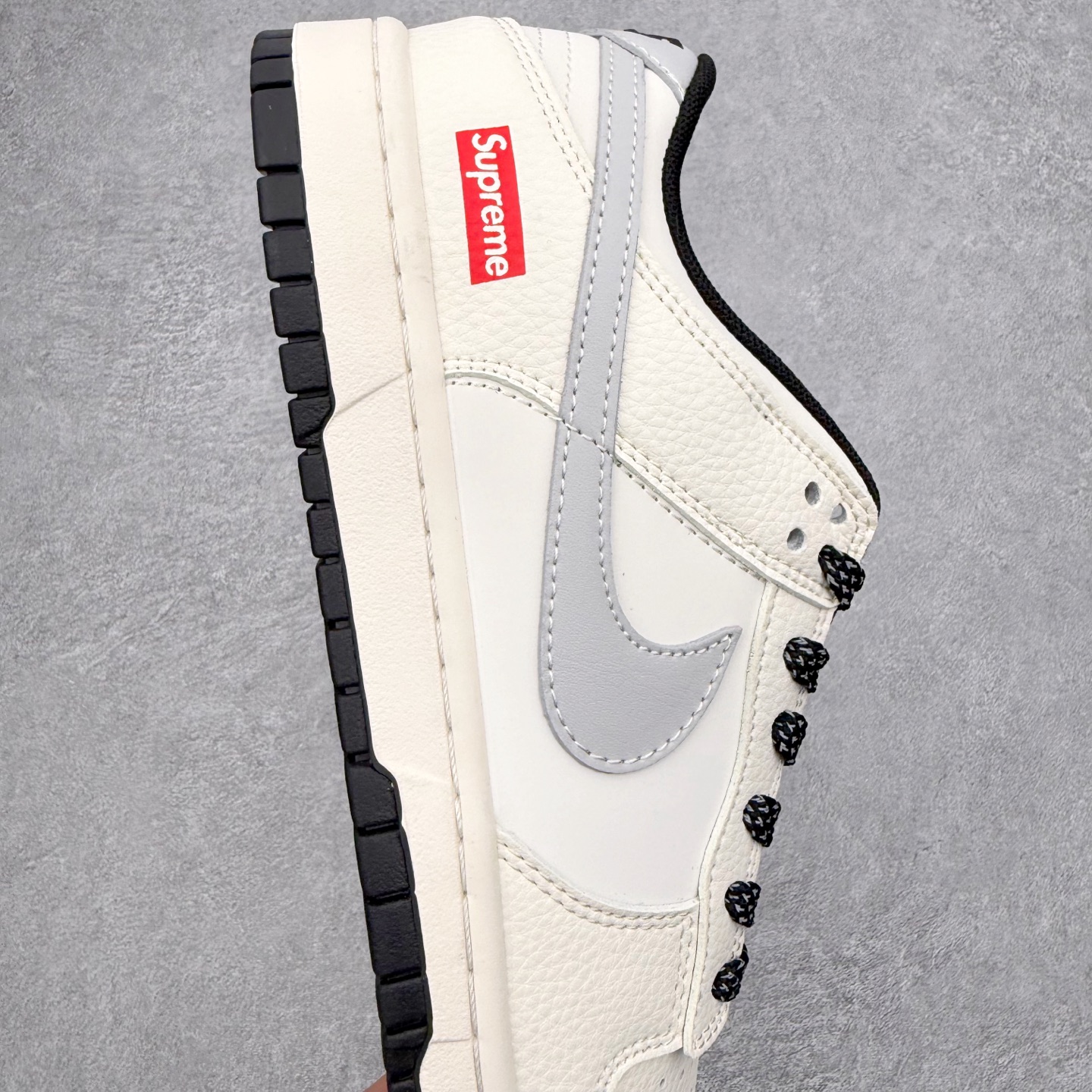 图片[6]-NK Dunk Low JP1628-030 定制系列天花板 无原鞋不开发 全系列得物原鞋一比一校对开发 配色持续更新中 终端对接 优势输出 全套原厂楦头原纸板数据档案倾力打造 原汁原味莞产 极致还原 圈内最强针车工艺 高端零售指定版 广东原厂配套原盒原标 鞋盒分三个尺码段 原厂冲刀 超高清洁度 全鞋零毛边皮料切割 采用原厂百宏鞋带以及原厂百宏织唛舌标 内标可供原厂几率过验 进口原装条纹中底布 四线拉帮白色点胶 原厂拉帮手法遵循公司 原厂电绣 极致还原 尺码：36 36.5 37.5 38 38.5 39 40 40.5 41 42 42.5 43 44 44.5 45 46-选品中心