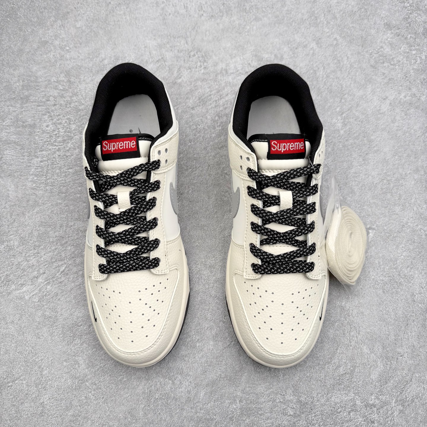 图片[2]-NK Dunk Low JP1628-030 定制系列天花板 无原鞋不开发 全系列得物原鞋一比一校对开发 配色持续更新中 终端对接 优势输出 全套原厂楦头原纸板数据档案倾力打造 原汁原味莞产 极致还原 圈内最强针车工艺 高端零售指定版 广东原厂配套原盒原标 鞋盒分三个尺码段 原厂冲刀 超高清洁度 全鞋零毛边皮料切割 采用原厂百宏鞋带以及原厂百宏织唛舌标 内标可供原厂几率过验 进口原装条纹中底布 四线拉帮白色点胶 原厂拉帮手法遵循公司 原厂电绣 极致还原 尺码：36 36.5 37.5 38 38.5 39 40 40.5 41 42 42.5 43 44 44.5 45 46-选品中心